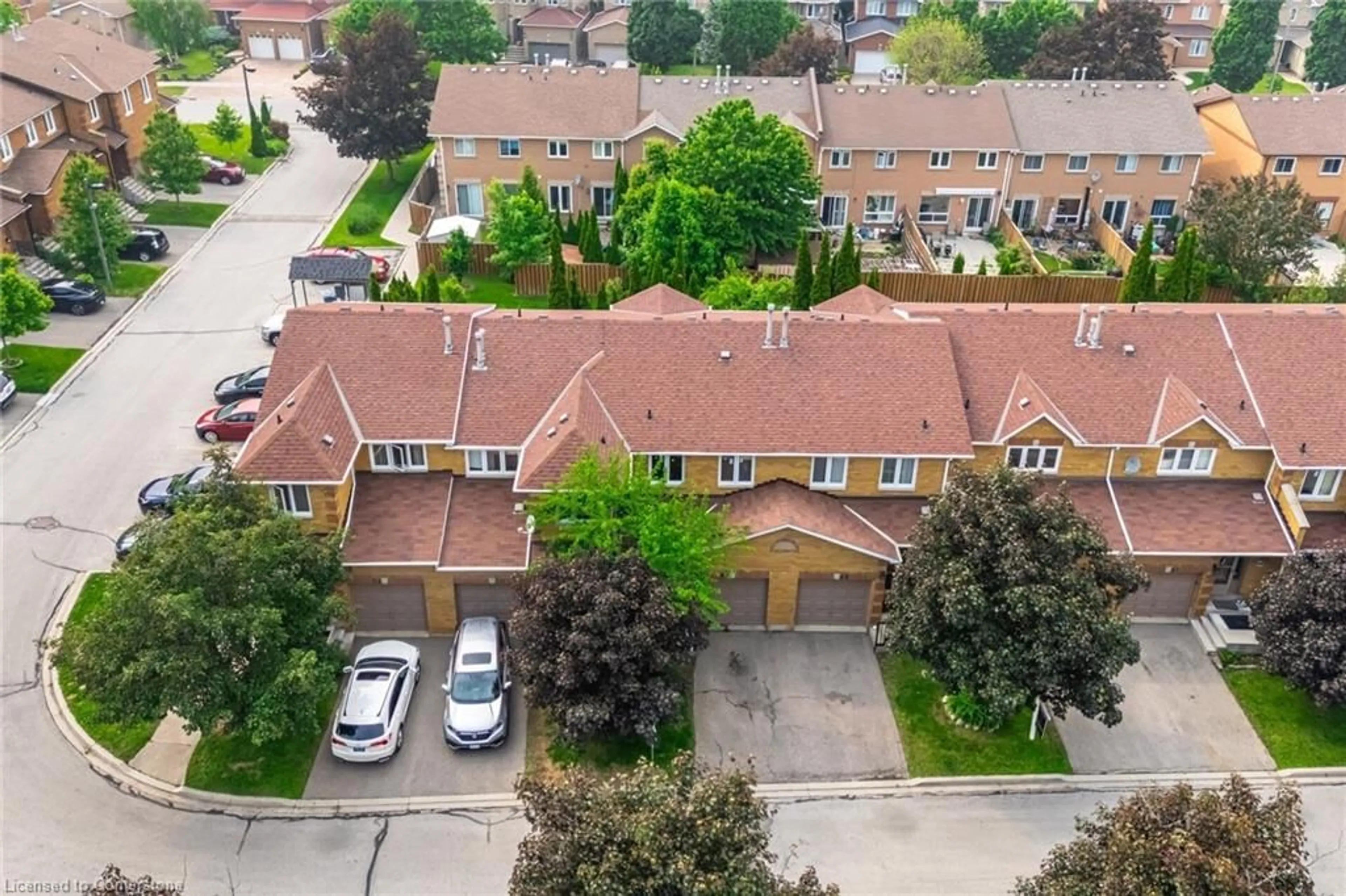 A pic from outside/outdoor area/front of a property/back of a property/a pic from drone, street for 550 Steddick Crt #49, Mississauga Ontario L5R 3S8