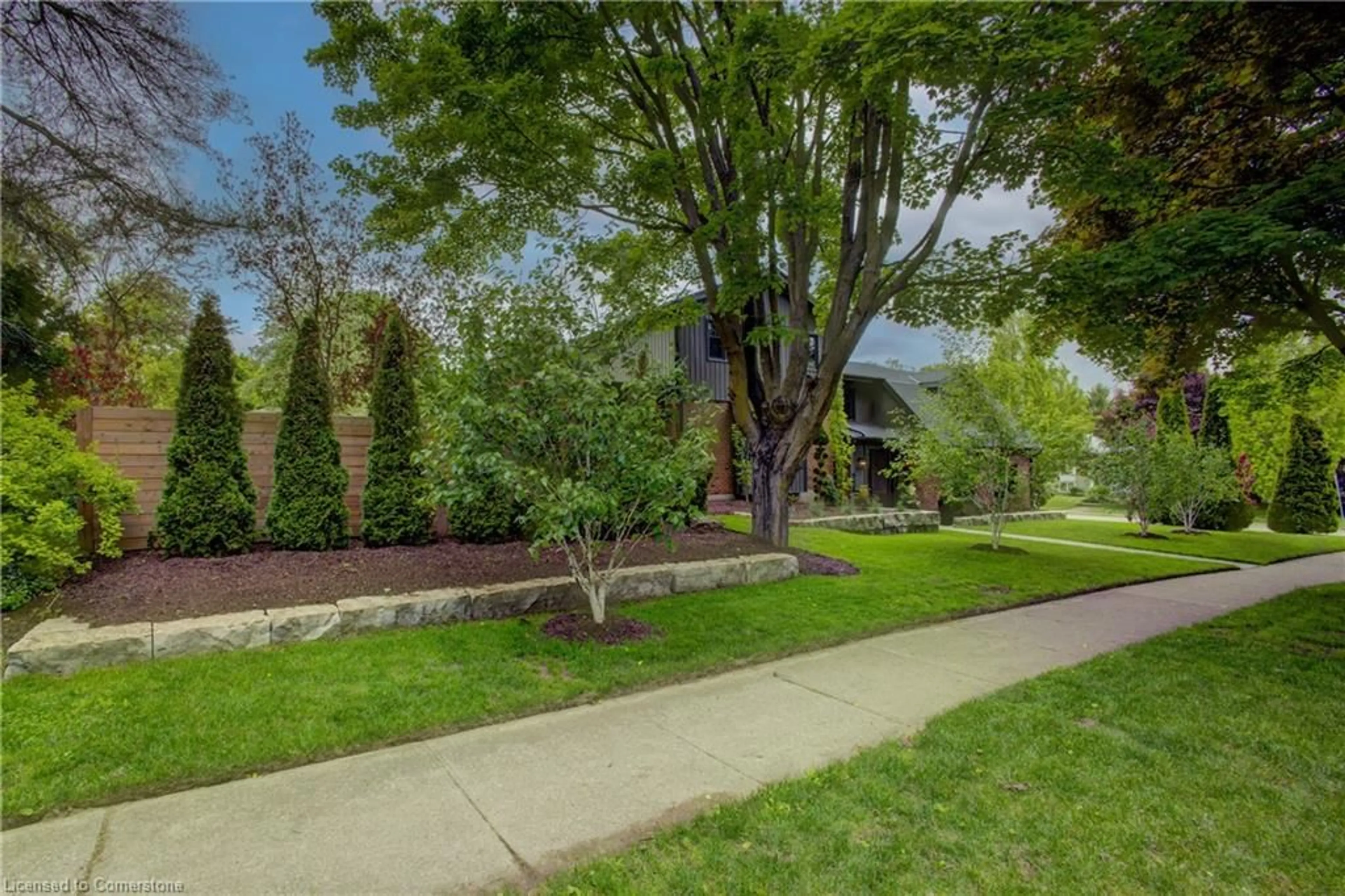 Patio, street for 284 Old Post Rd, Waterloo Ontario N2L 5C1