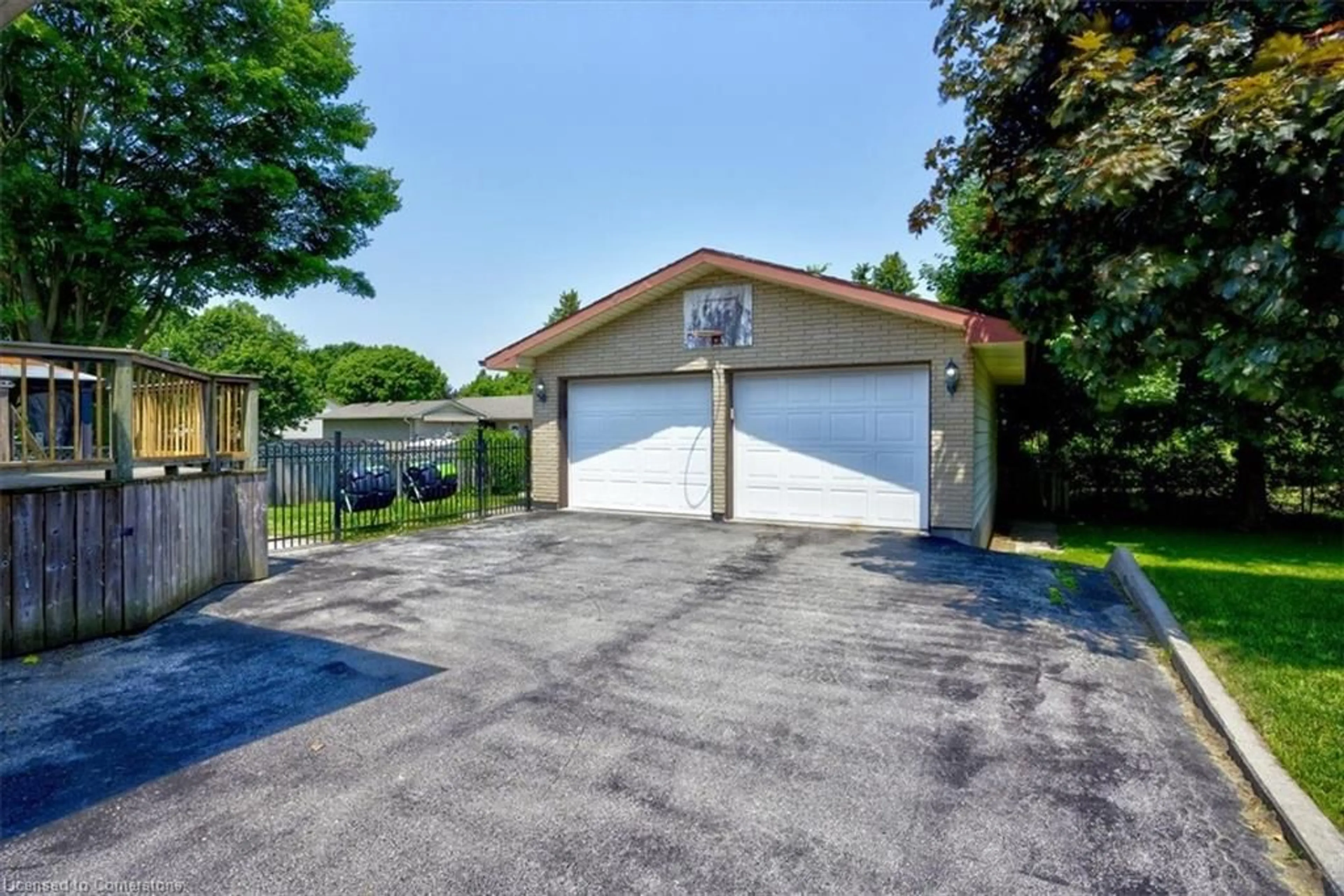 Indoor garage for 87 Lynndale Rd, Simcoe Ontario N3Y 4W9