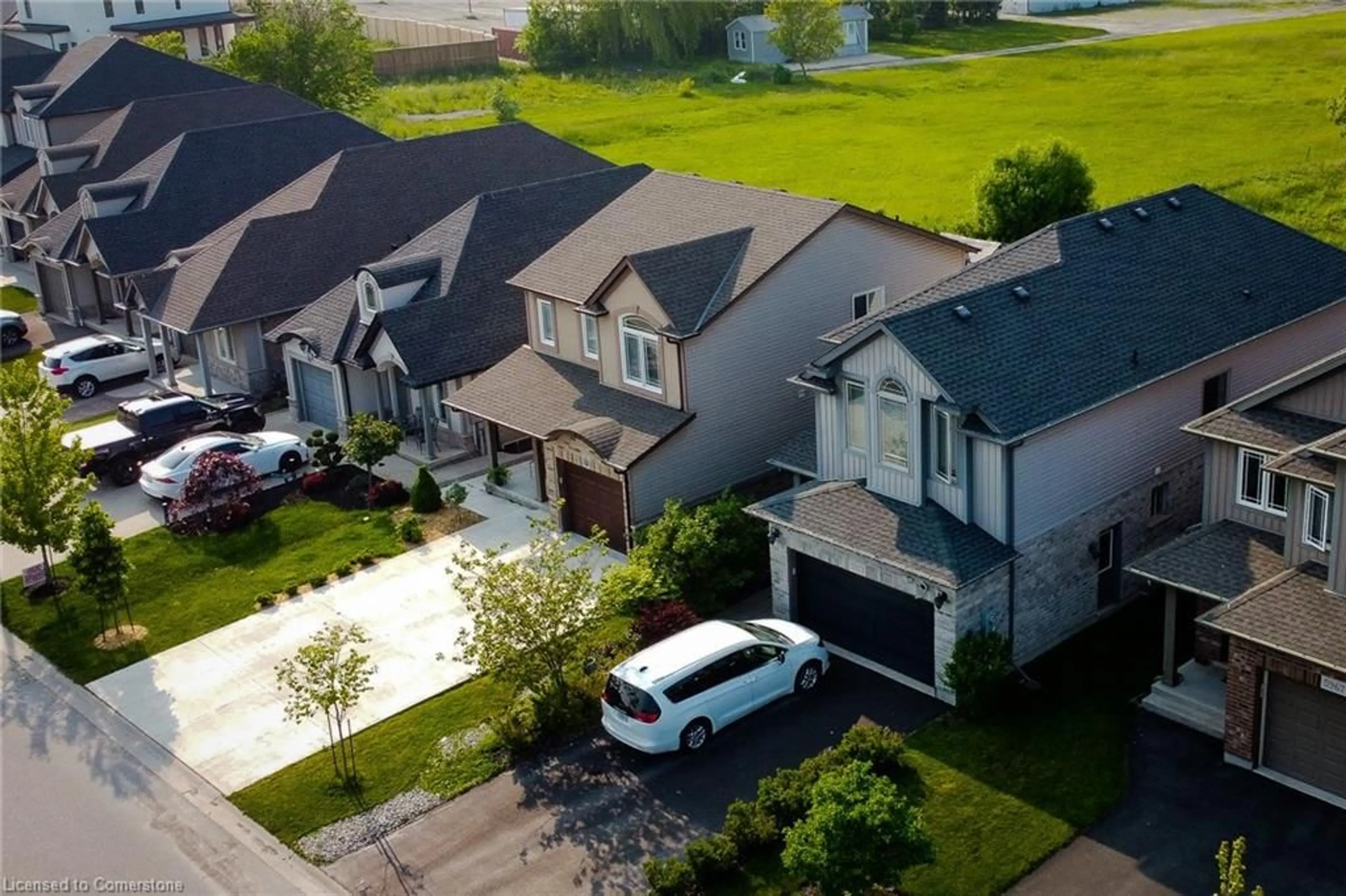 A pic from outside/outdoor area/front of a property/back of a property/a pic from drone, street for 5979 Ernest Cres, Niagara Falls Ontario L2H 0H8