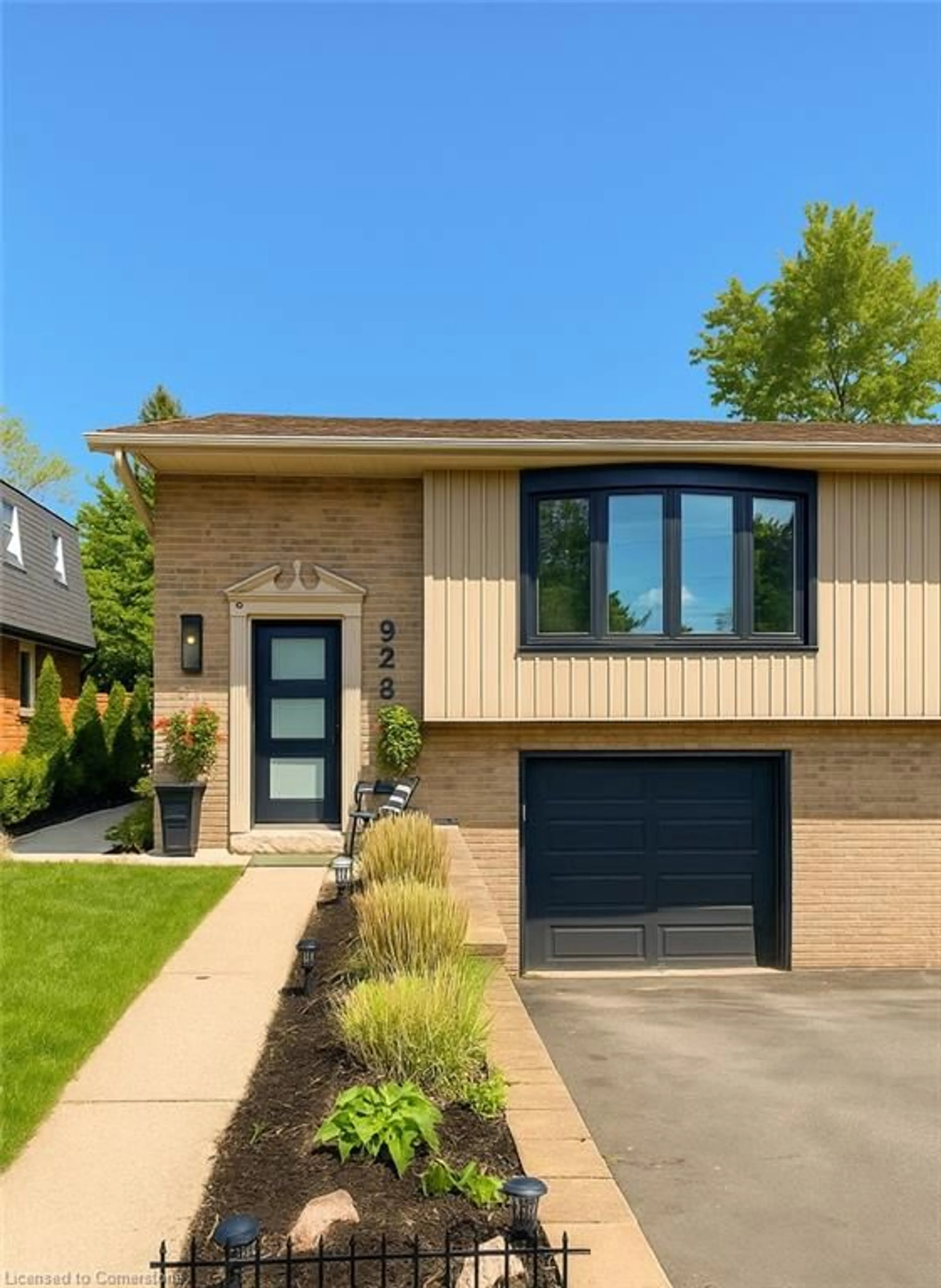 Home with brick exterior material, street for 923 Daryl Dr, Burlington Ontario L7T 4C1