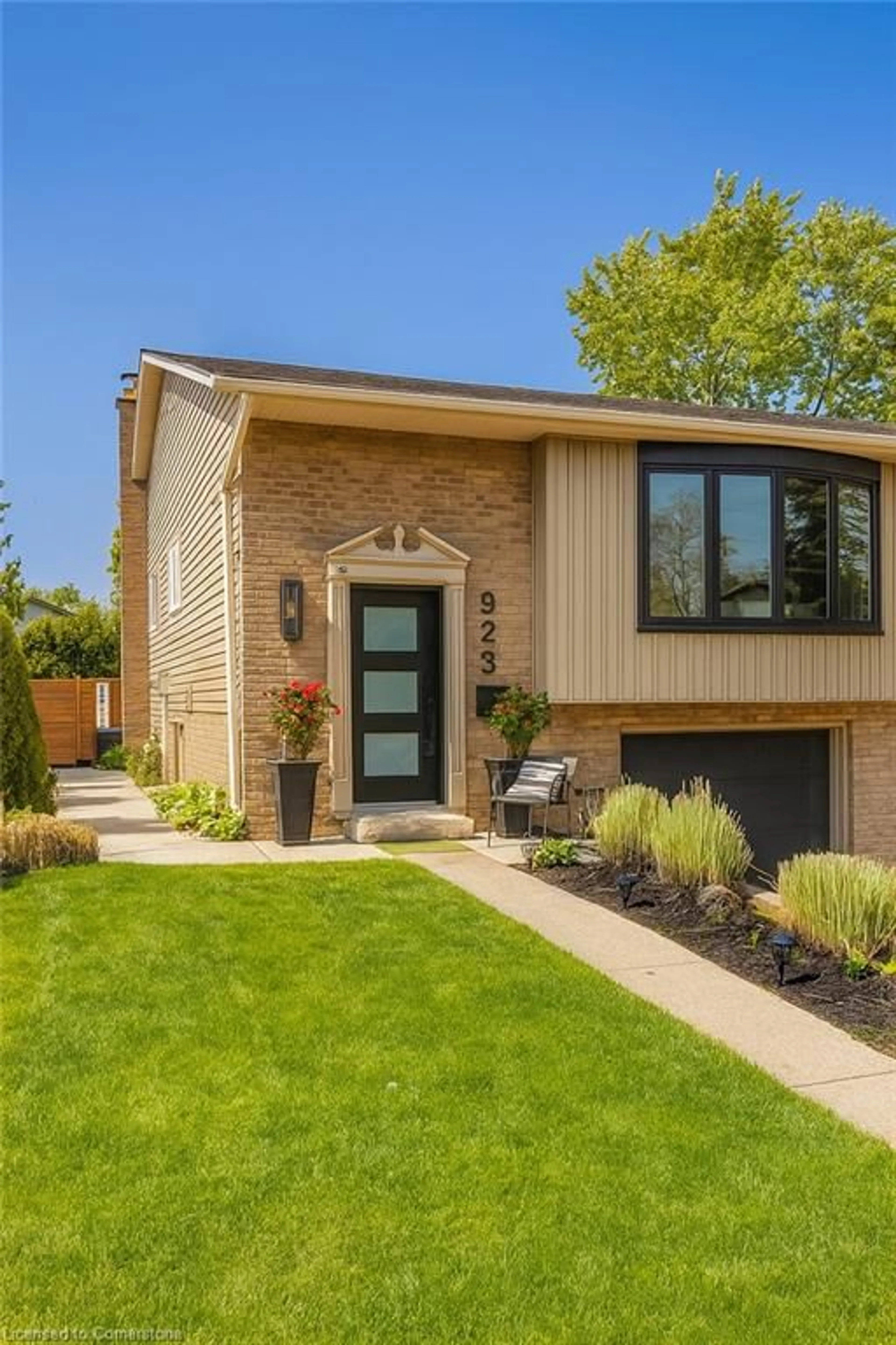 Home with brick exterior material, street for 923 Daryl Dr, Burlington Ontario L7T 4C1
