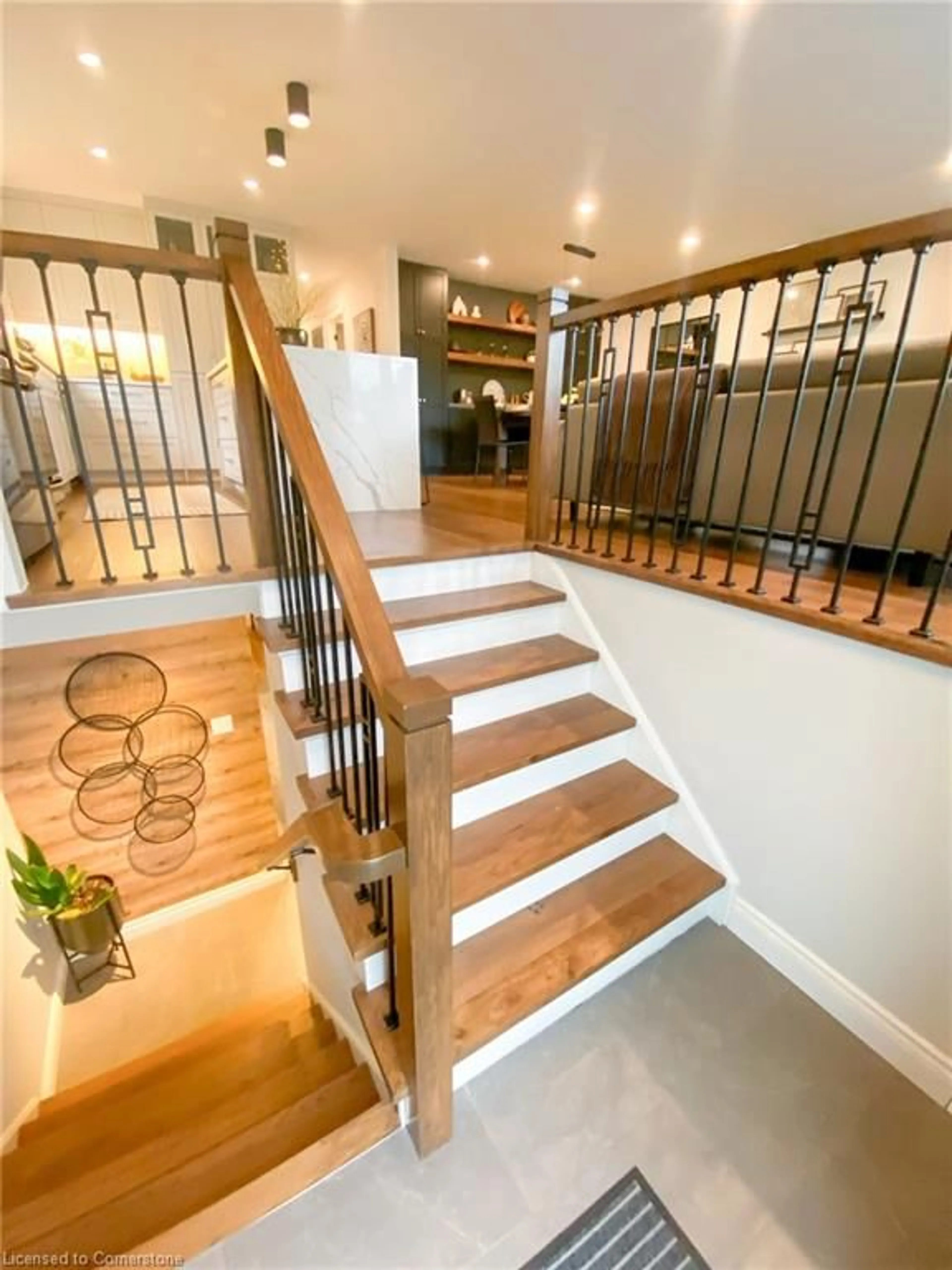 Indoor entryway for 923 Daryl Dr, Burlington Ontario L7T 4C1