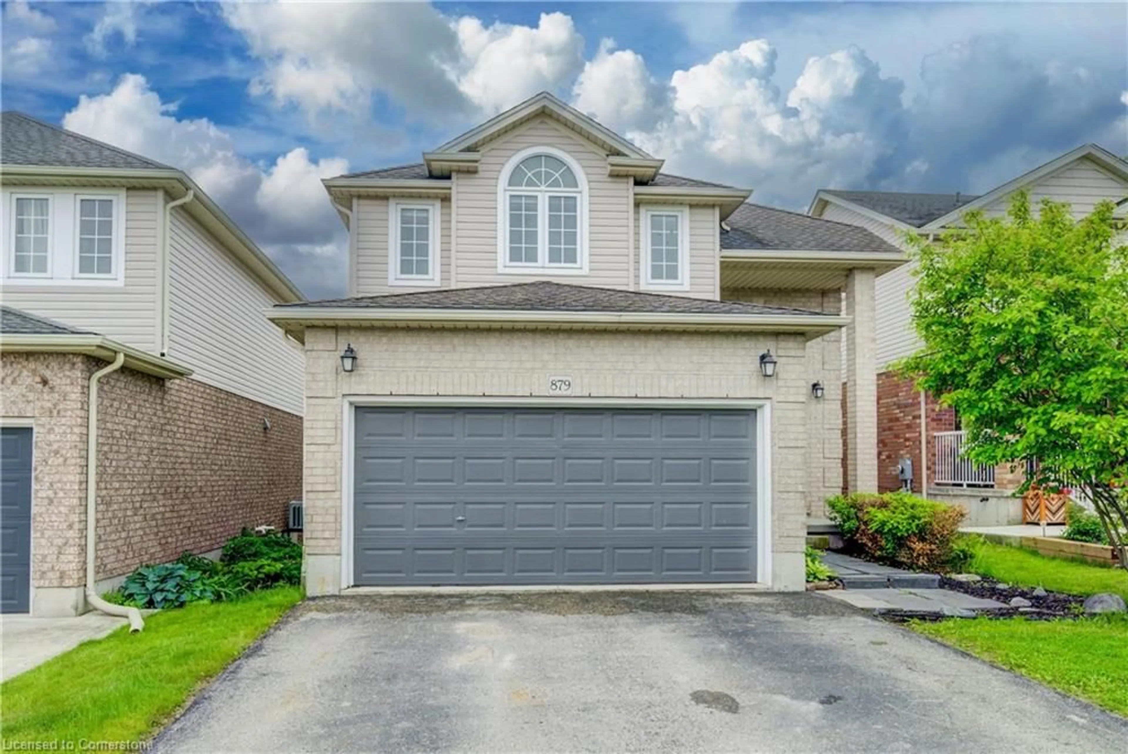 Indoor garage for 879 Frontenac Cres, Woodstock Ontario N4V 0A8