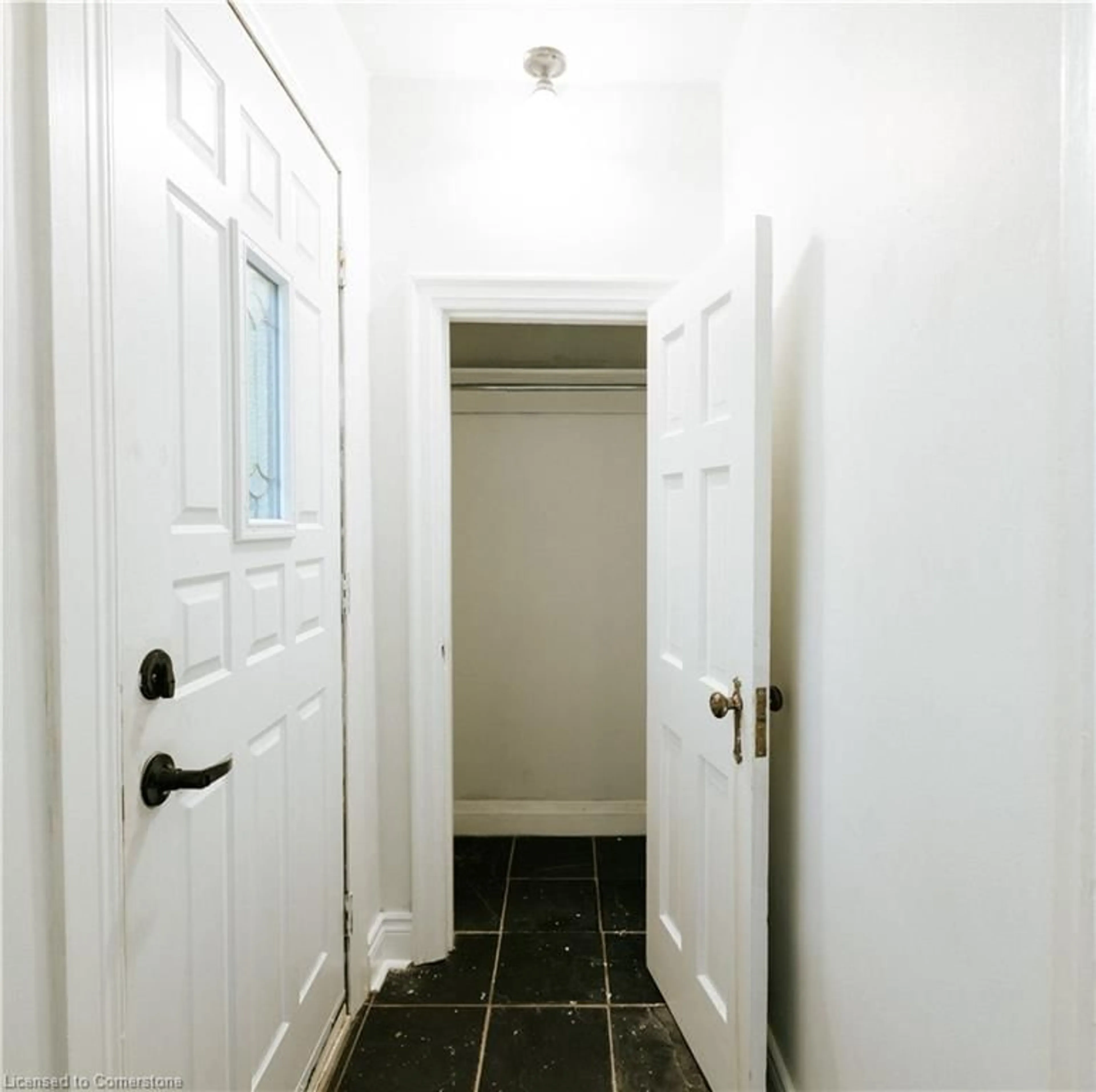 Indoor entryway for 774 Garth St, Hamilton Ontario L9C 4K4