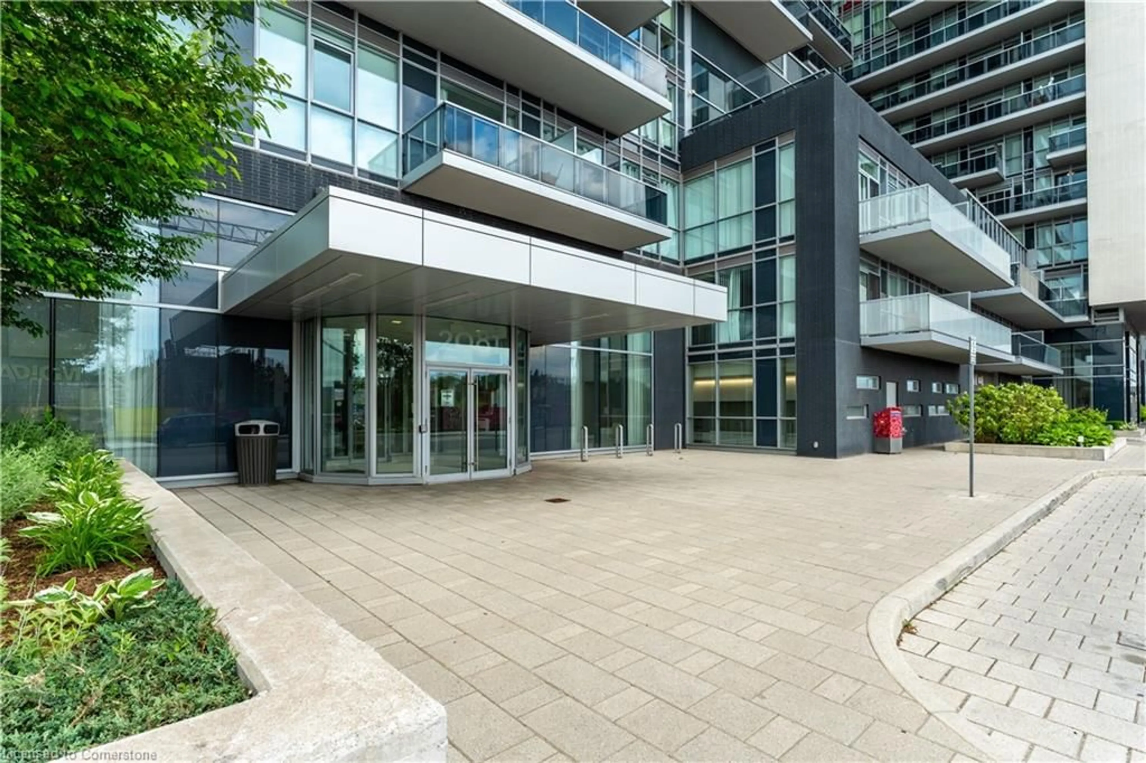 Indoor foyer for 2081 Fairview St #1902, Burlington Ontario L7R 0E4