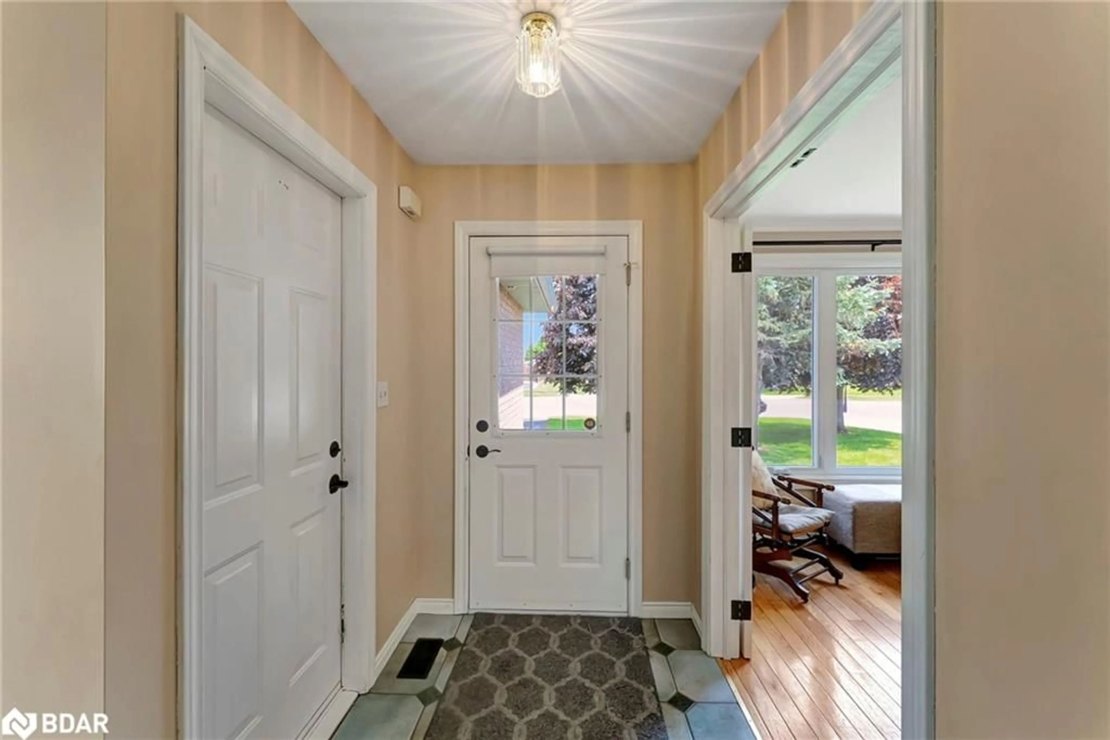 Indoor entryway for 28 Celtic Dr, Haldimand Ontario N3W 2L5