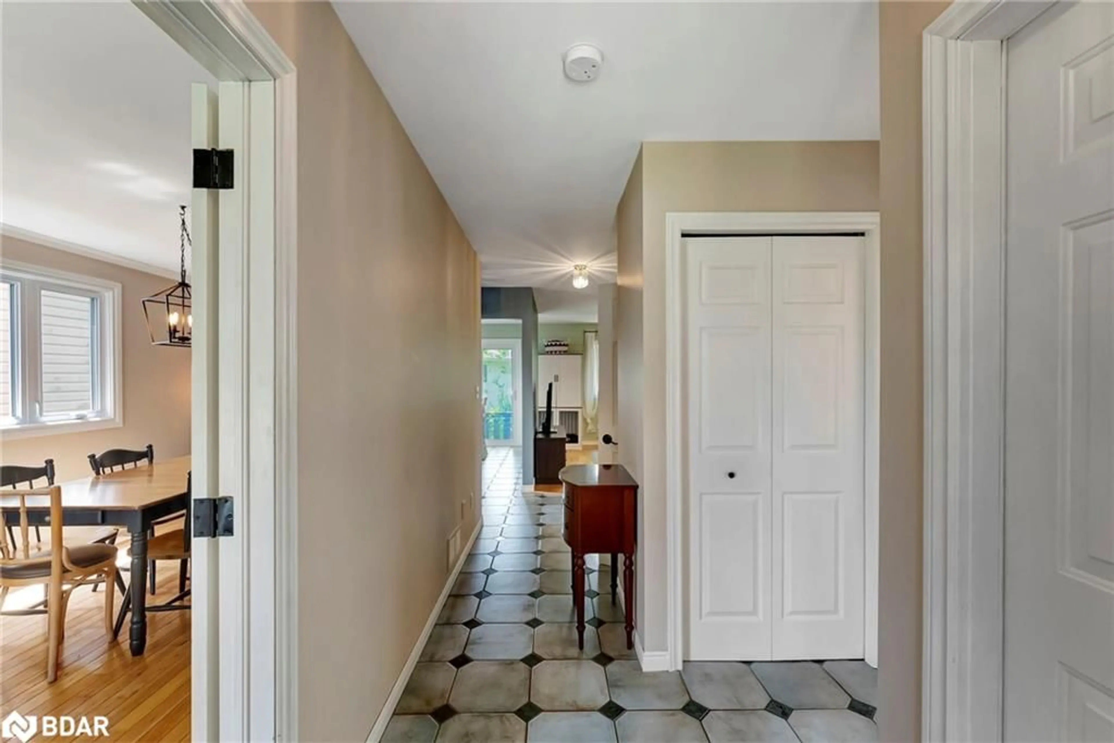 Indoor entryway for 28 Celtic Dr, Haldimand Ontario N3W 2L5