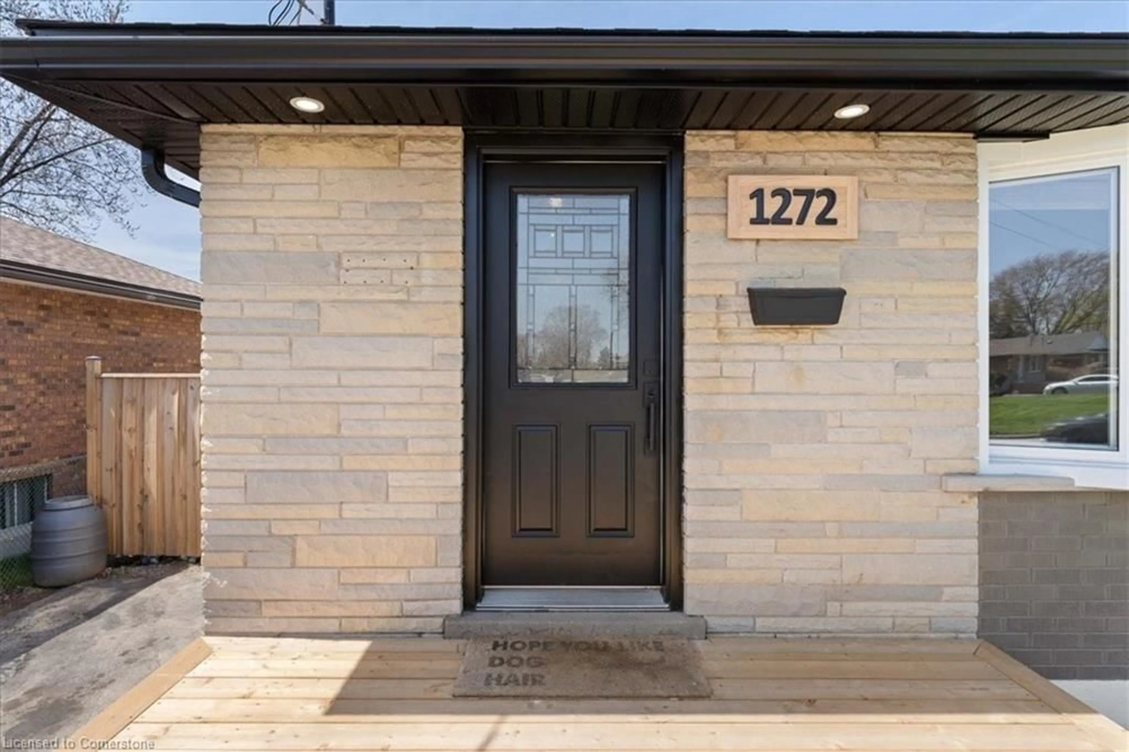 Indoor entryway for 1272 De Quincy Cres, Burlington Ontario L7P 1E4