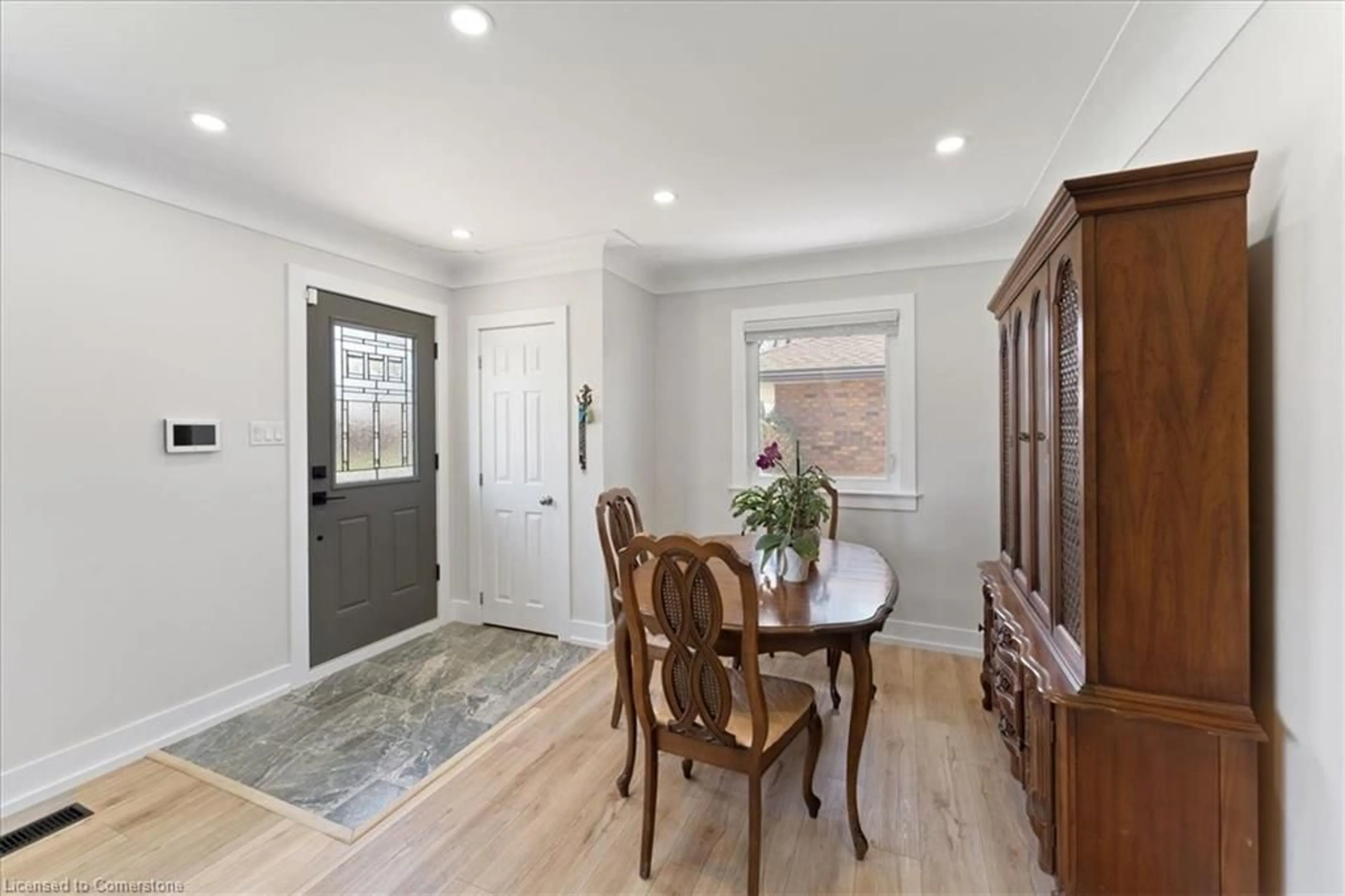 Indoor entryway for 1272 De Quincy Cres, Burlington Ontario L7P 1E4