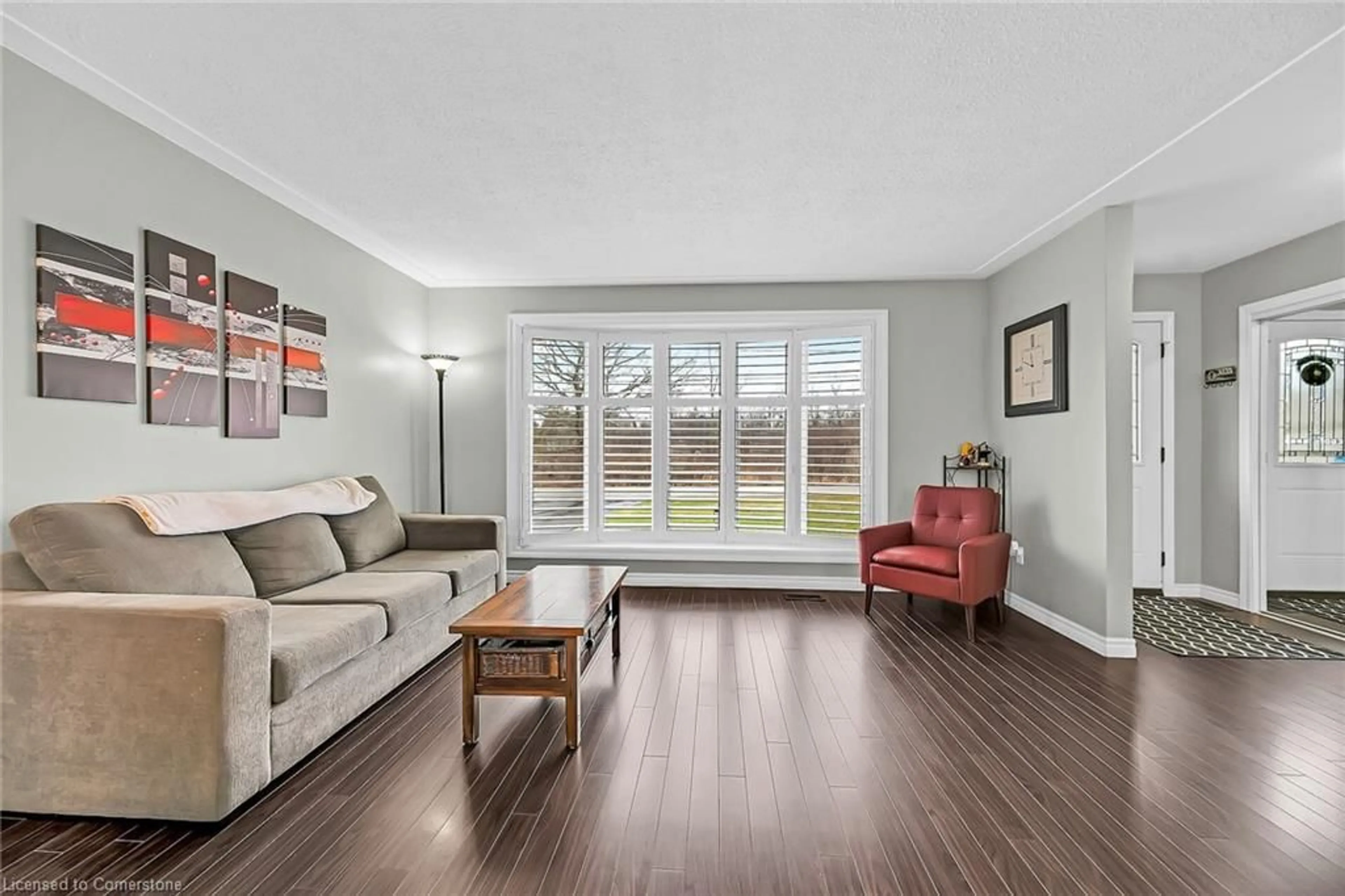 Living room with furniture, wood/laminate floor for 33 Echo St, Cayuga Ontario N0A 1E0