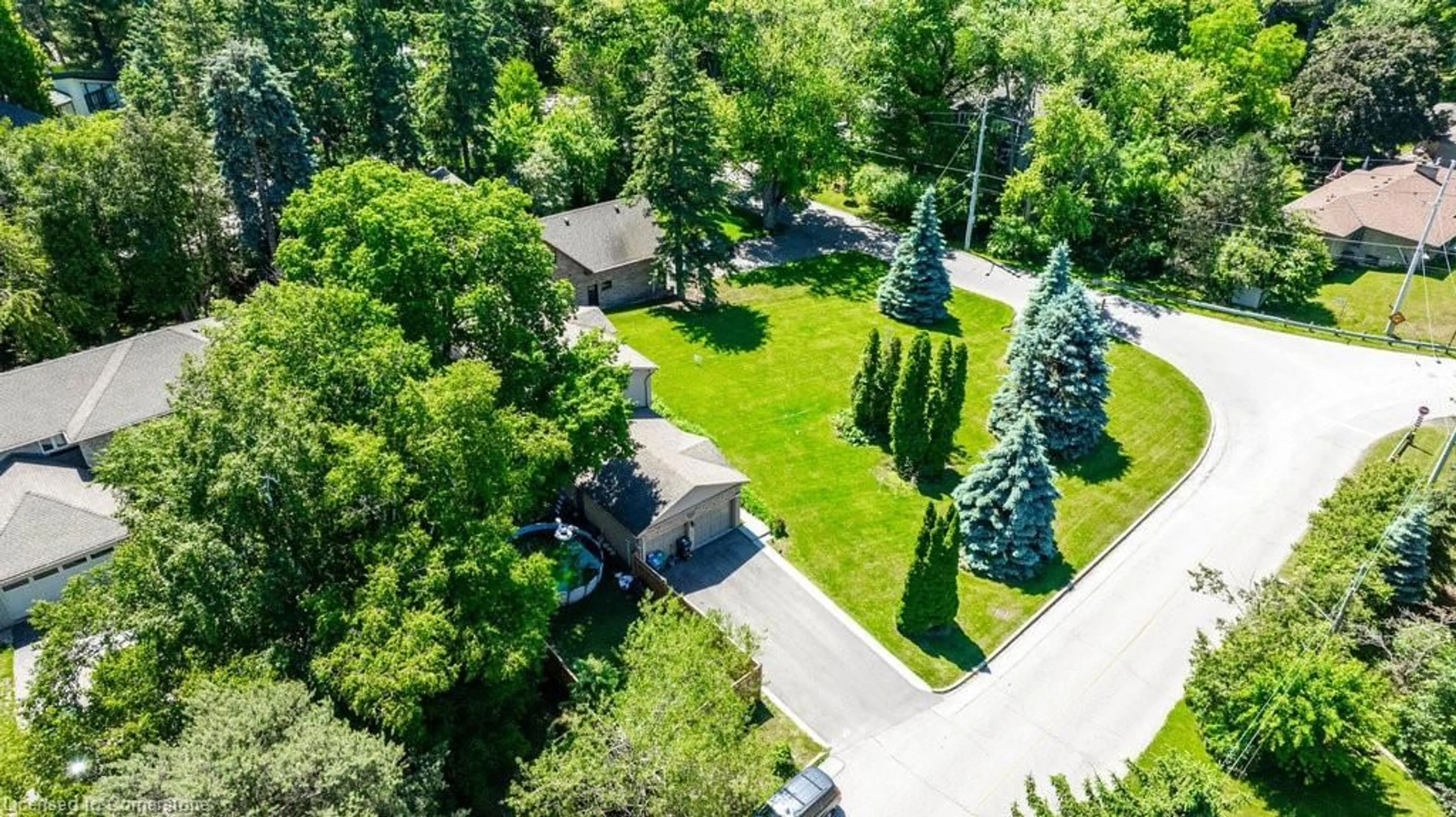 A pic from outside/outdoor area/front of a property/back of a property/a pic from drone, street for 1587 Stavebank Rd #Lot B, Mississauga Ontario L5G 2V6