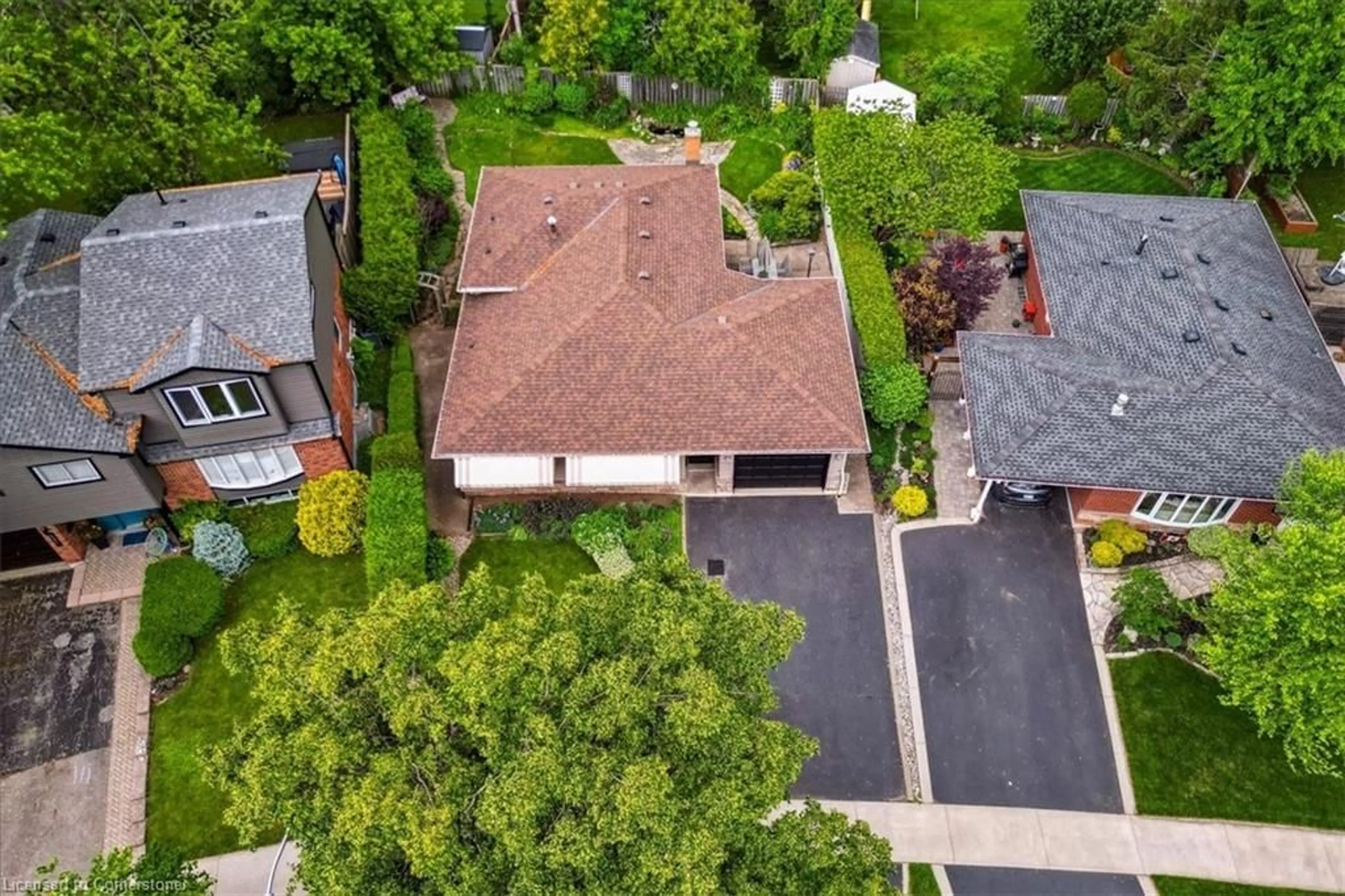 A pic from outside/outdoor area/front of a property/back of a property/a pic from drone, street for 5305 Riverside Dr, Burlington Ontario L7L 3X7