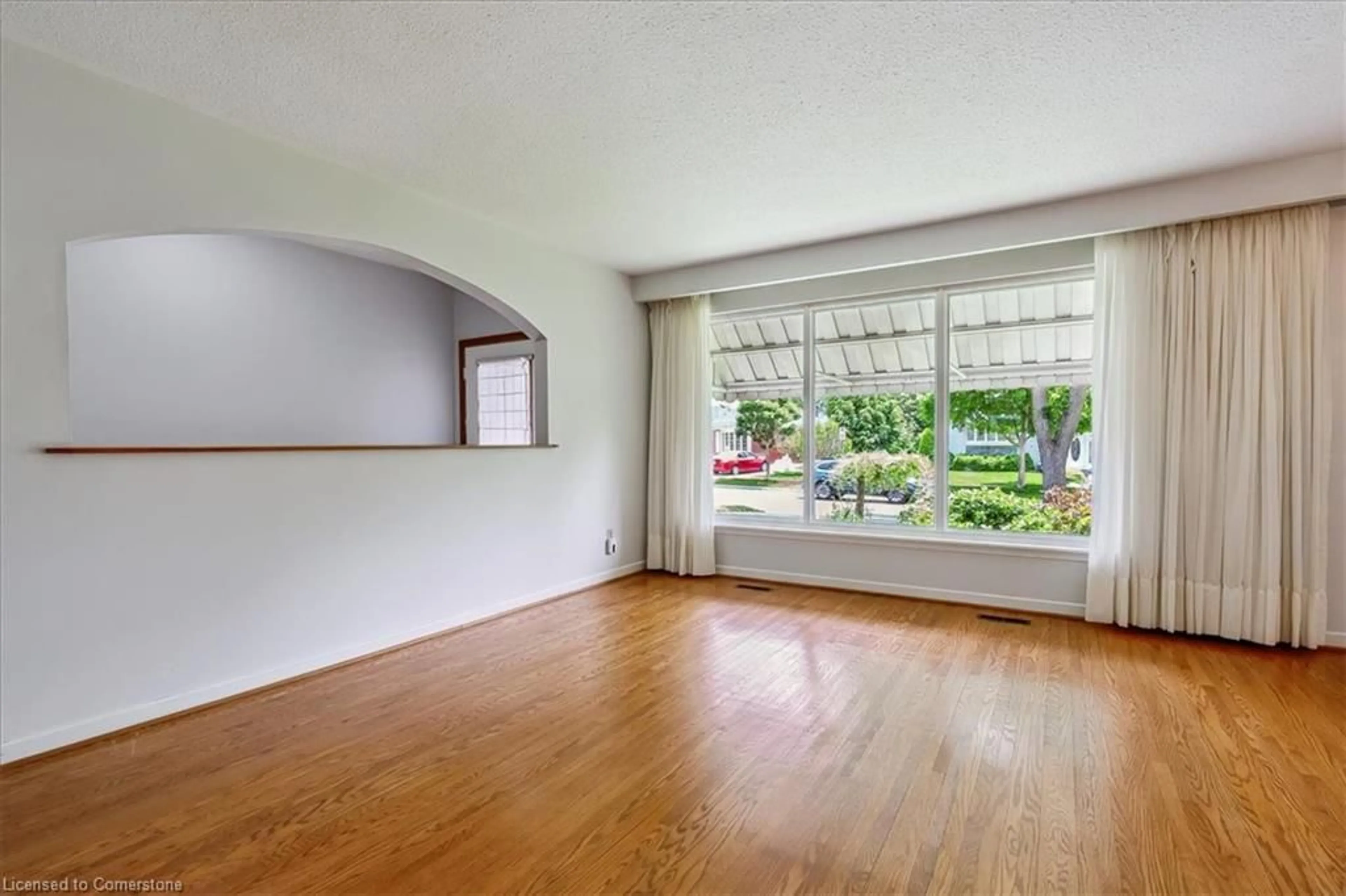 Indoor foyer for 5305 Riverside Dr, Burlington Ontario L7L 3X7
