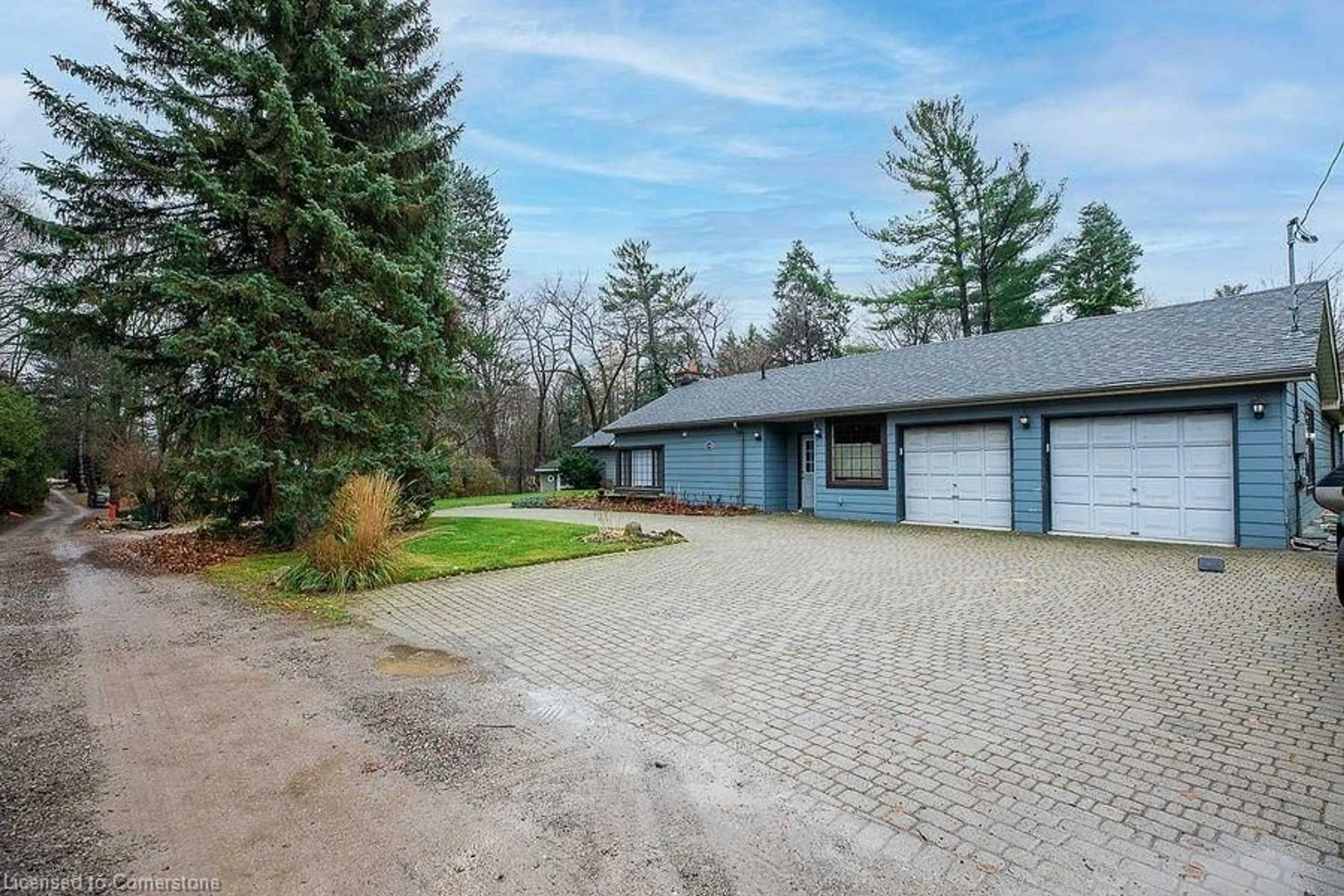 A pic from outside/outdoor area/front of a property/back of a property/a pic from drone, street for 1356 Oak Lane, Peel Ontario L5H 2X7