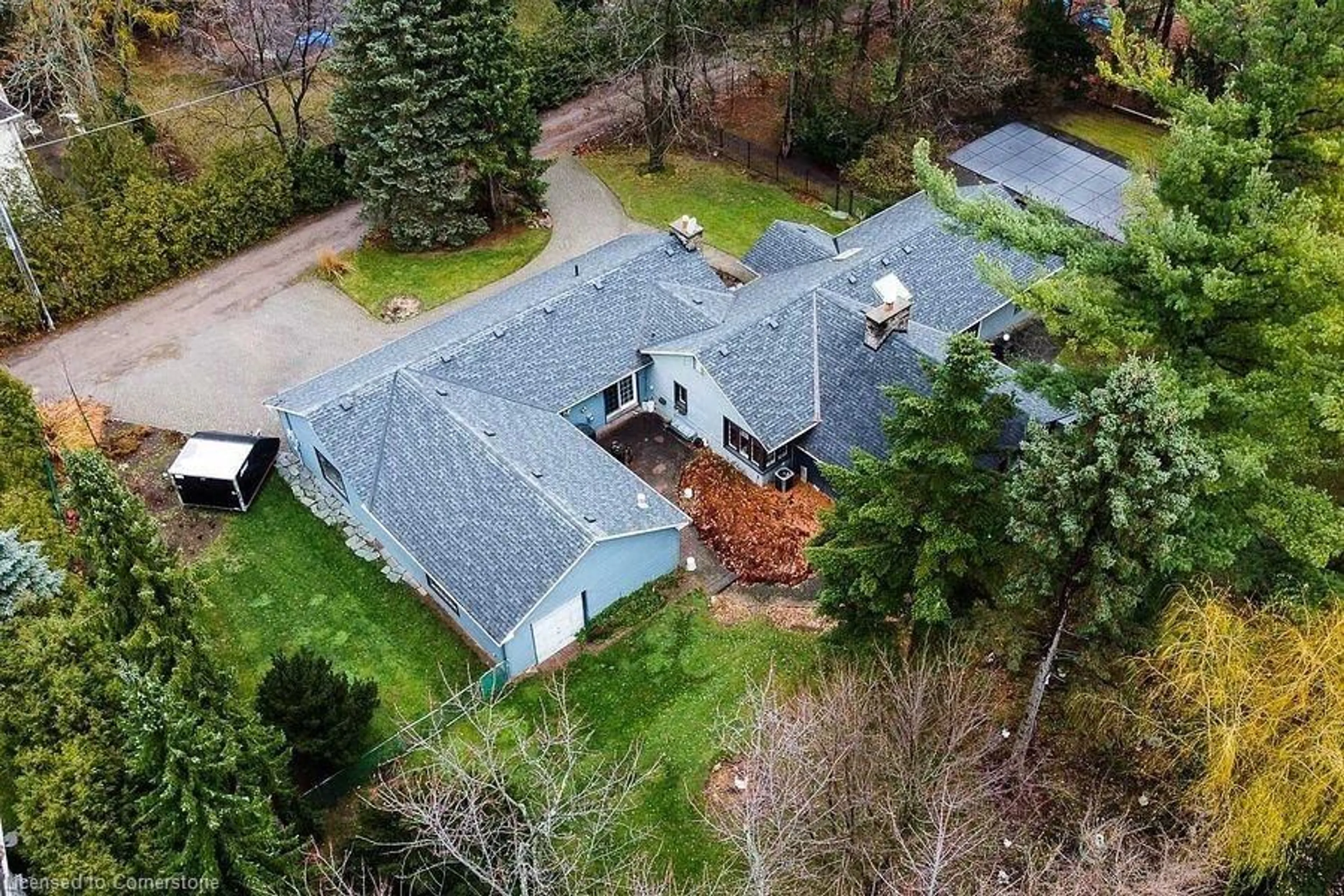 A pic from outside/outdoor area/front of a property/back of a property/a pic from drone, street for 1356 Oak Lane, Peel Ontario L5H 2X7