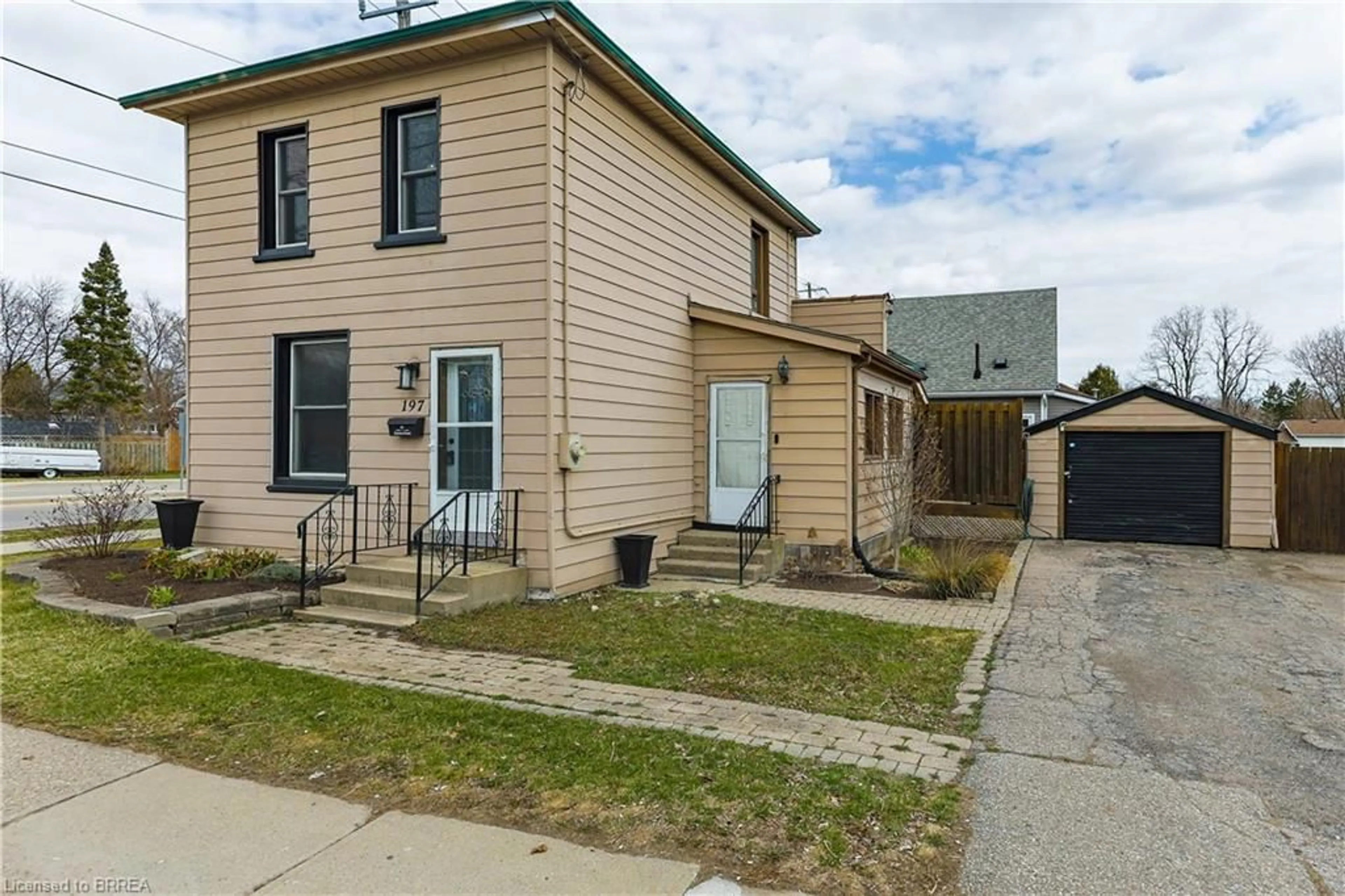 A pic from outside/outdoor area/front of a property/back of a property/a pic from drone, street for 197 Clarence St, Brantford Ontario N3R 3T2