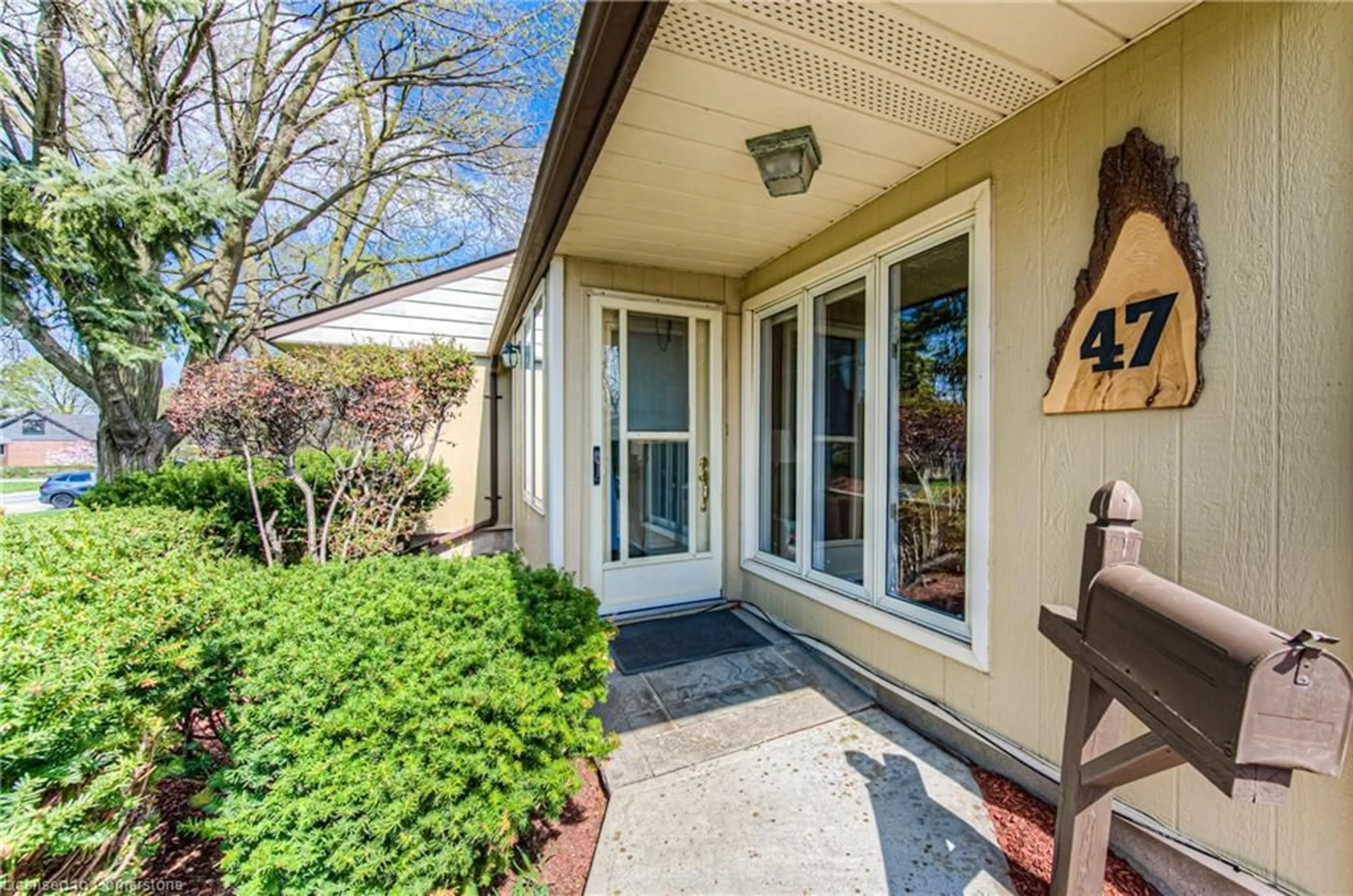 Indoor entryway for 47 Belleview Ave, Kitchener Ontario N2B 1G4