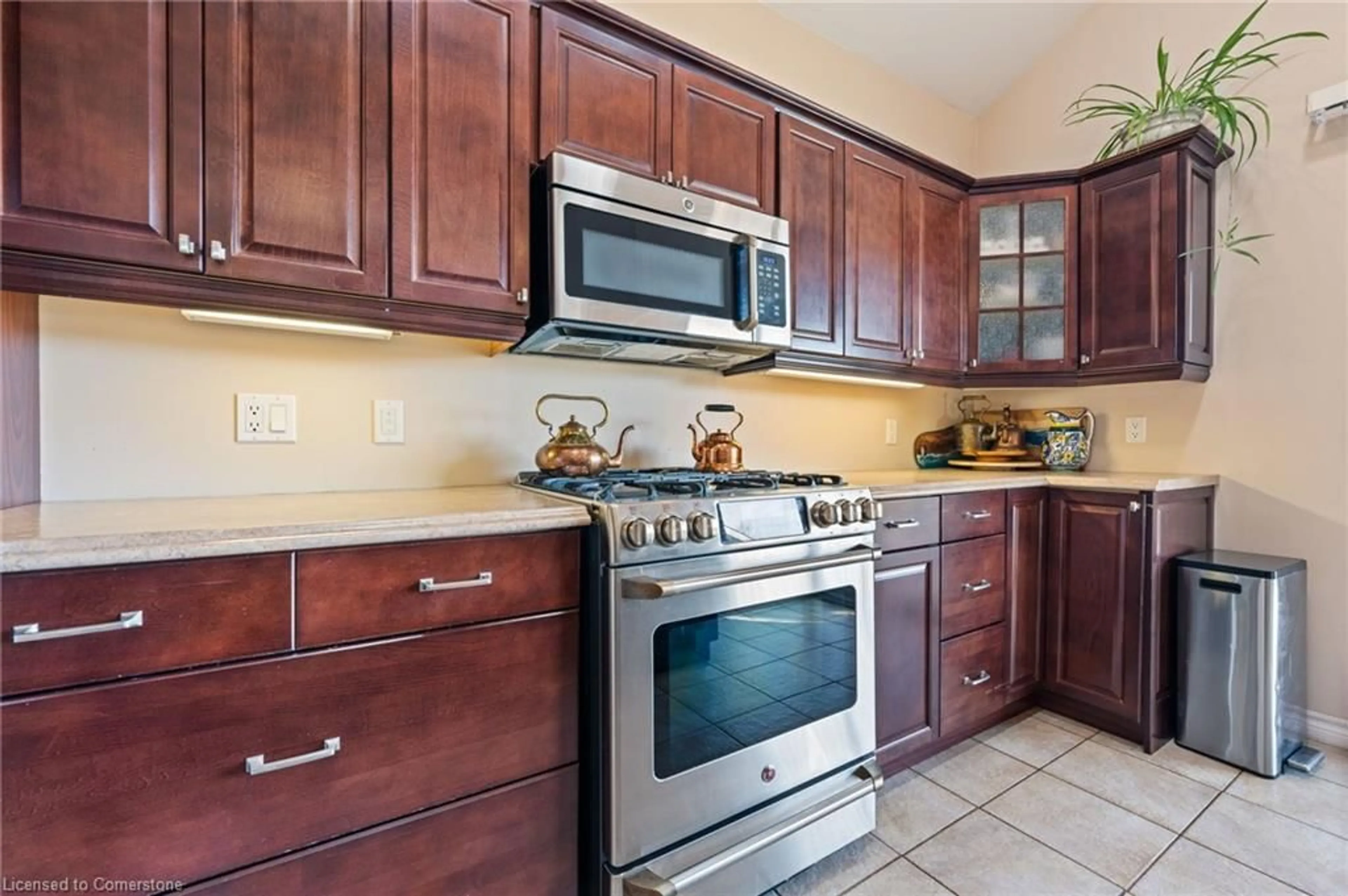 Standard kitchen, ceramic/tile floor for 162 West Church St, Waterford Ontario N0E 1Y0