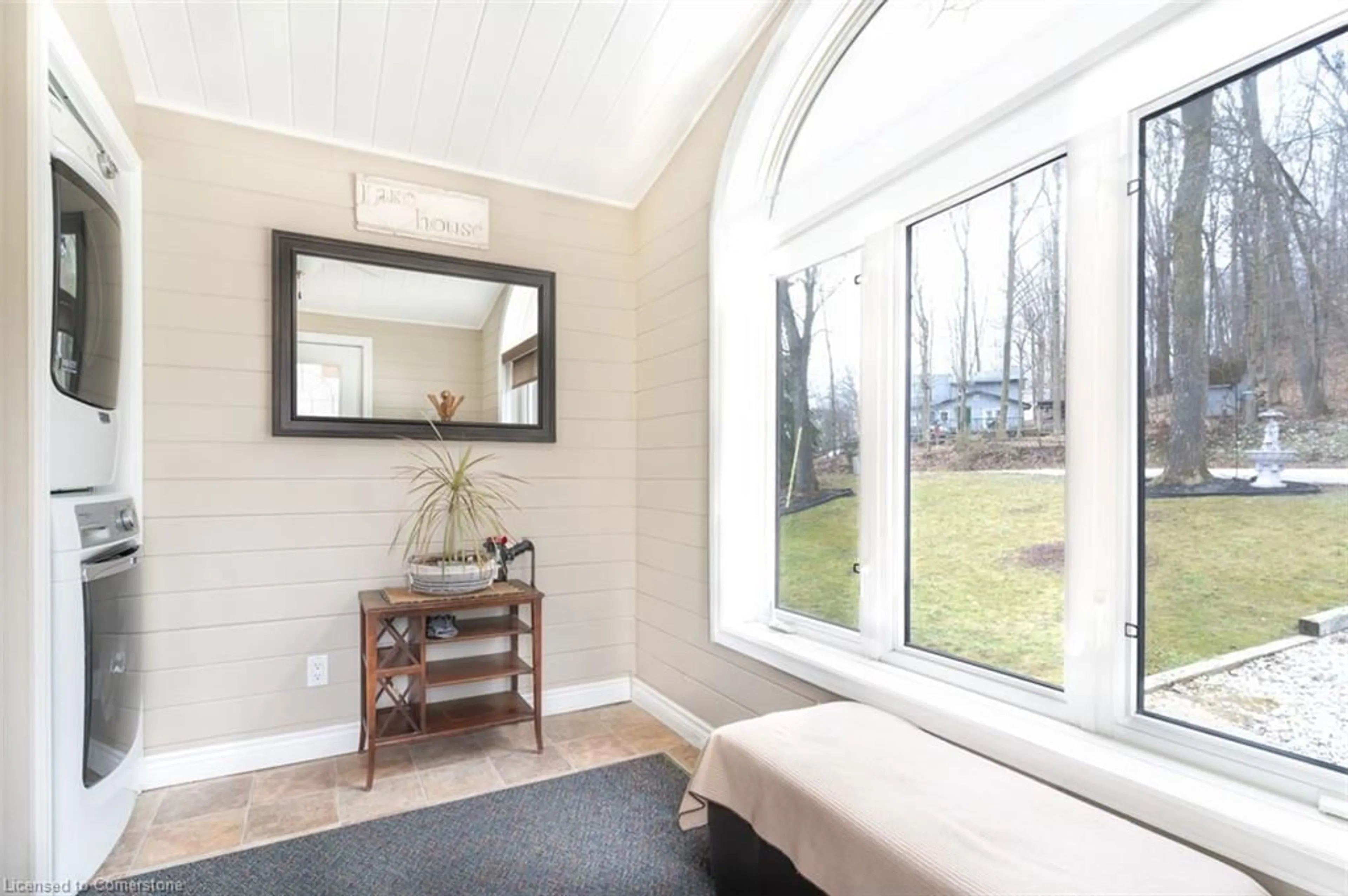 Indoor entryway for 487 Lake Rosalind Road 4, Brockton Ontario N4N 3B9
