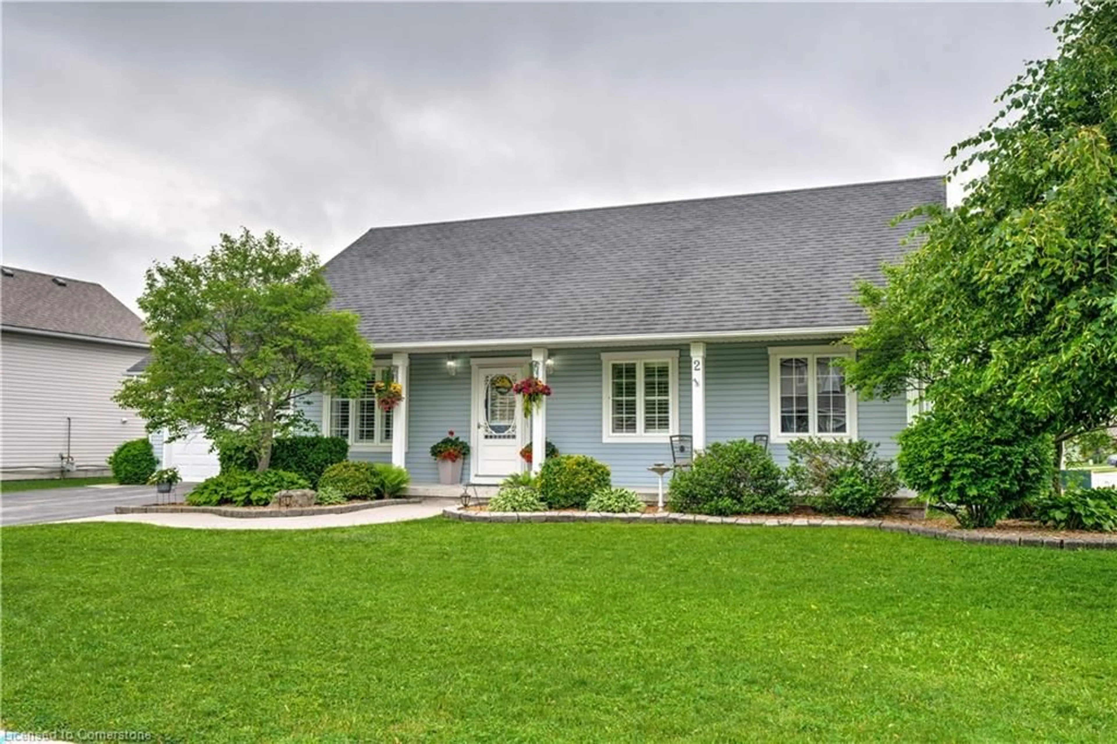 Home with vinyl exterior material, street for 2 Oak Cres, Hagersville Ontario N0A 1H0
