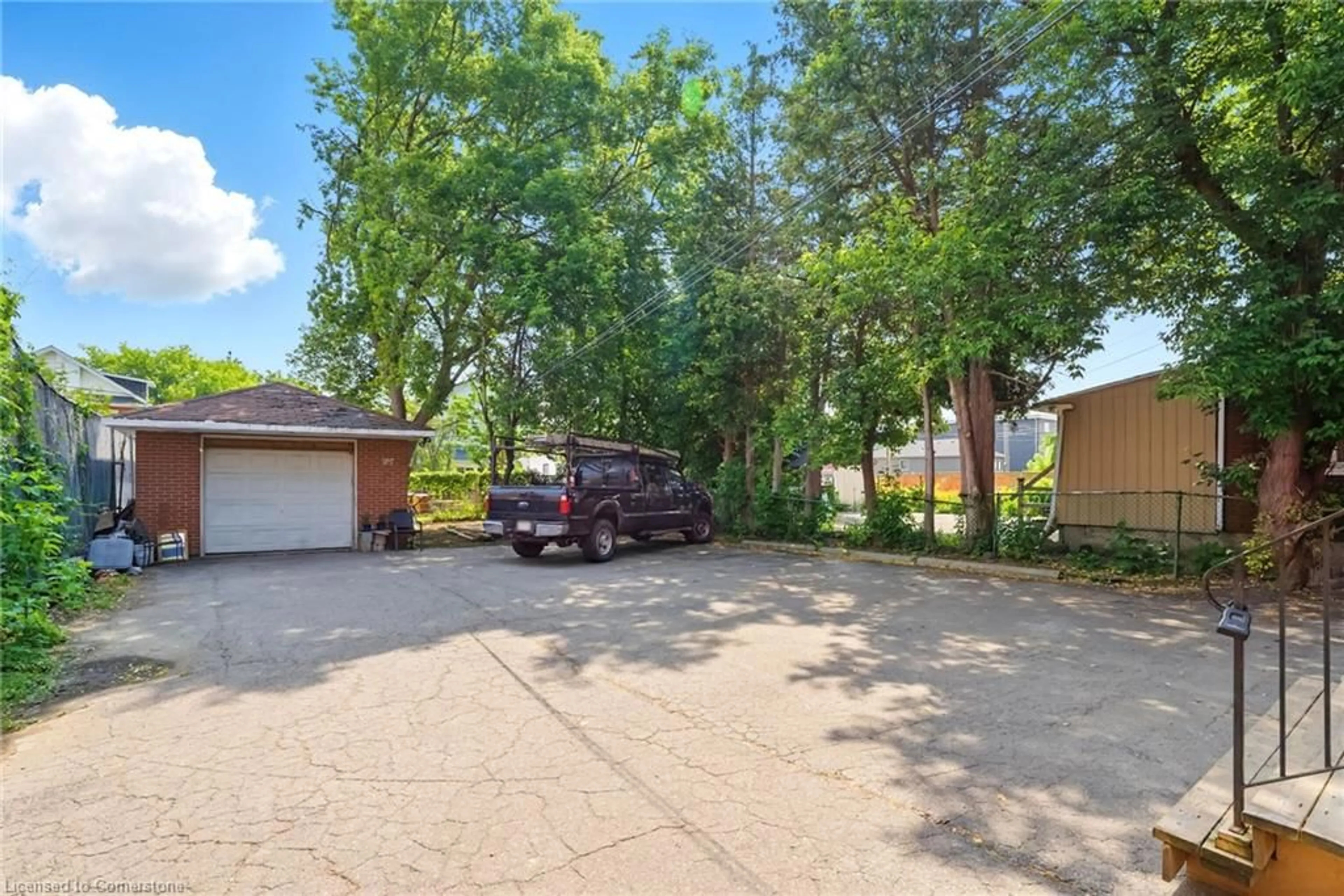 A pic from outside/outdoor area/front of a property/back of a property/a pic from drone, street for 191 Simcoe St, Oshawa Ontario L1H 4H2