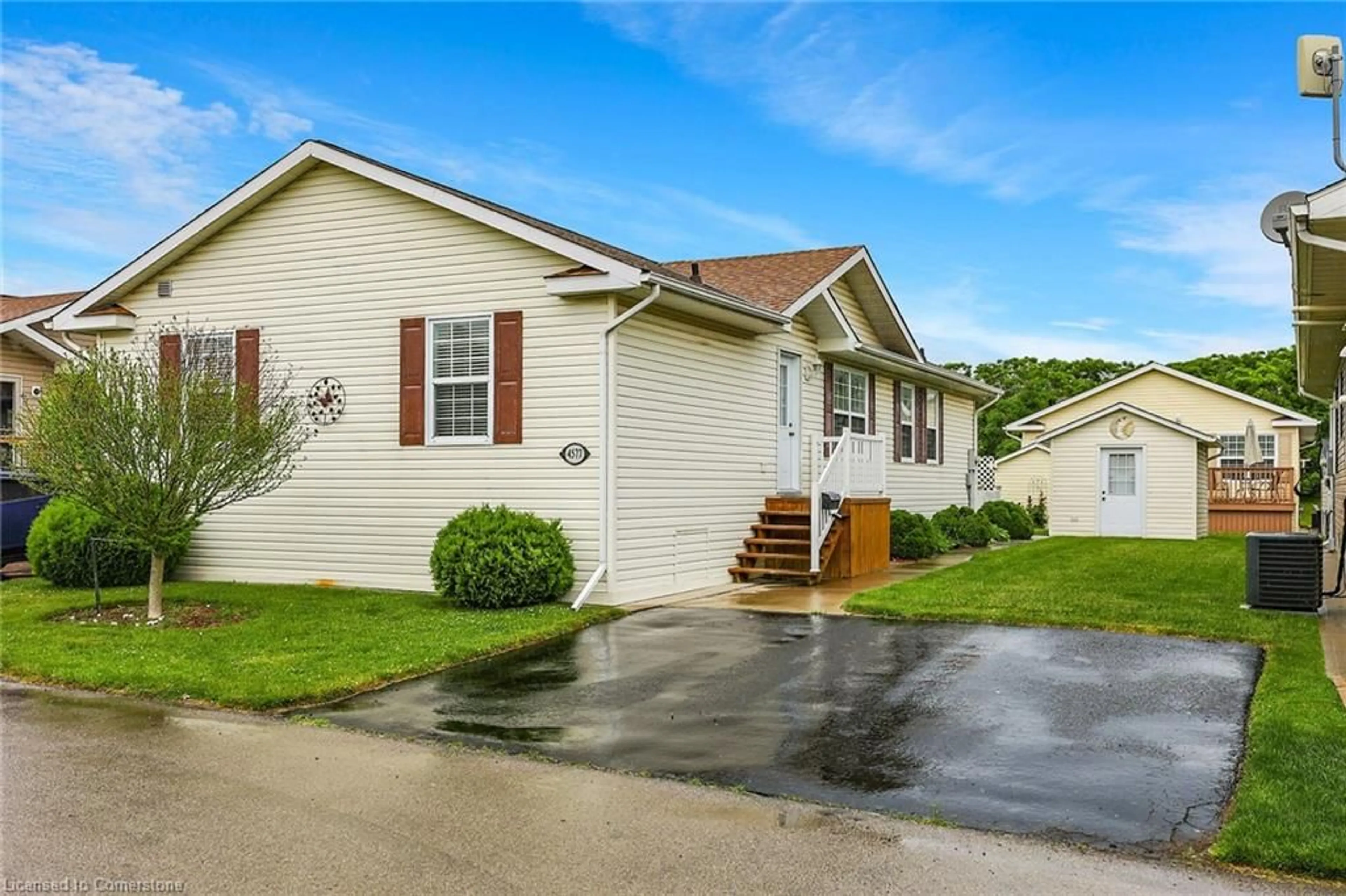 Home with vinyl exterior material, street for 4577 Sara Lane, Beamsville Ontario L3J 0W1