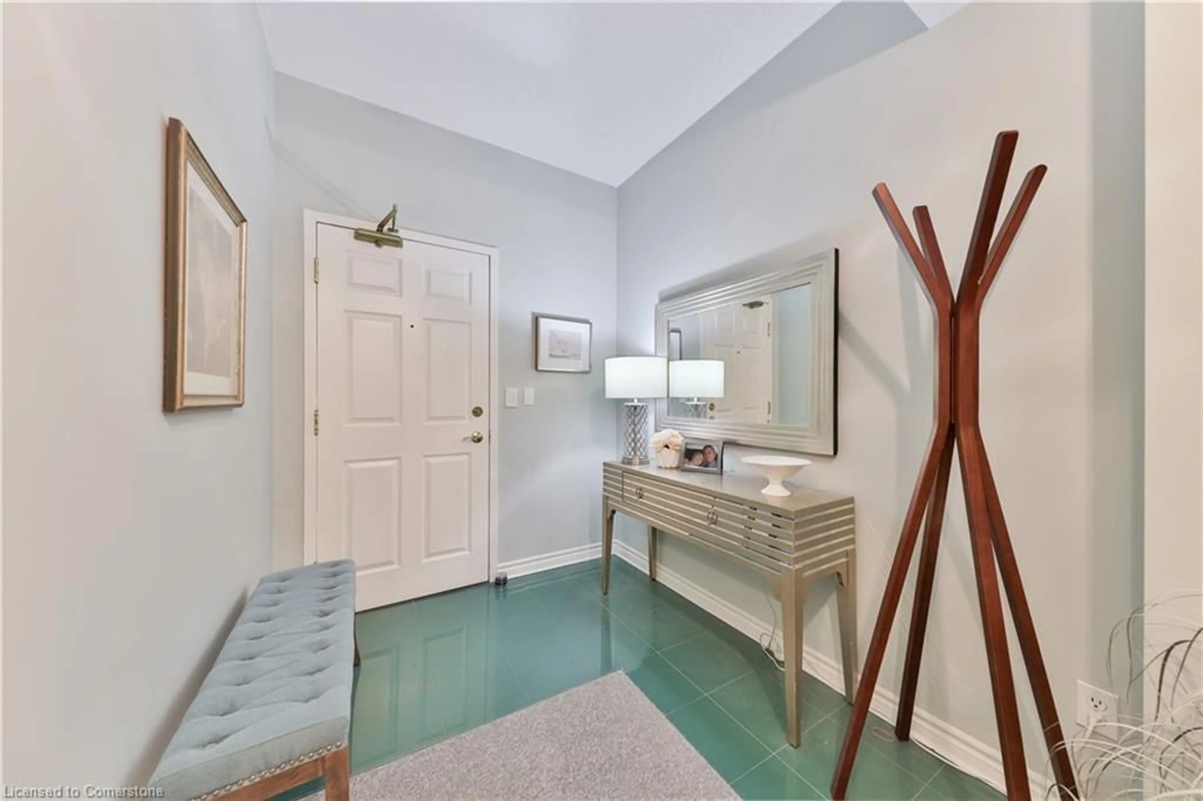 Indoor entryway for 5194 Lakeshore Rd #102, Burlington Ontario L7L 6P5