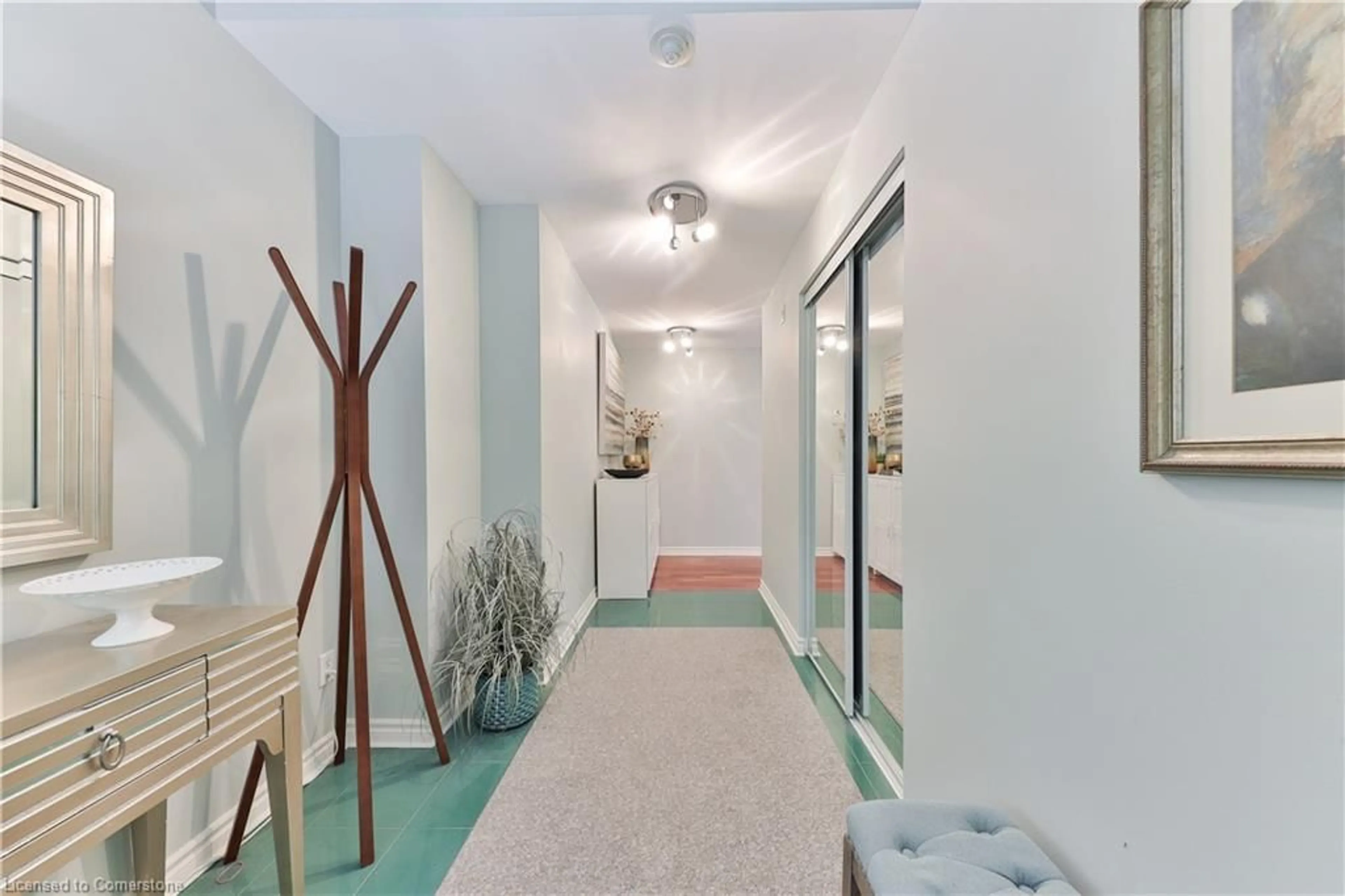 Indoor foyer for 5194 Lakeshore Rd #102, Burlington Ontario L7L 6P5
