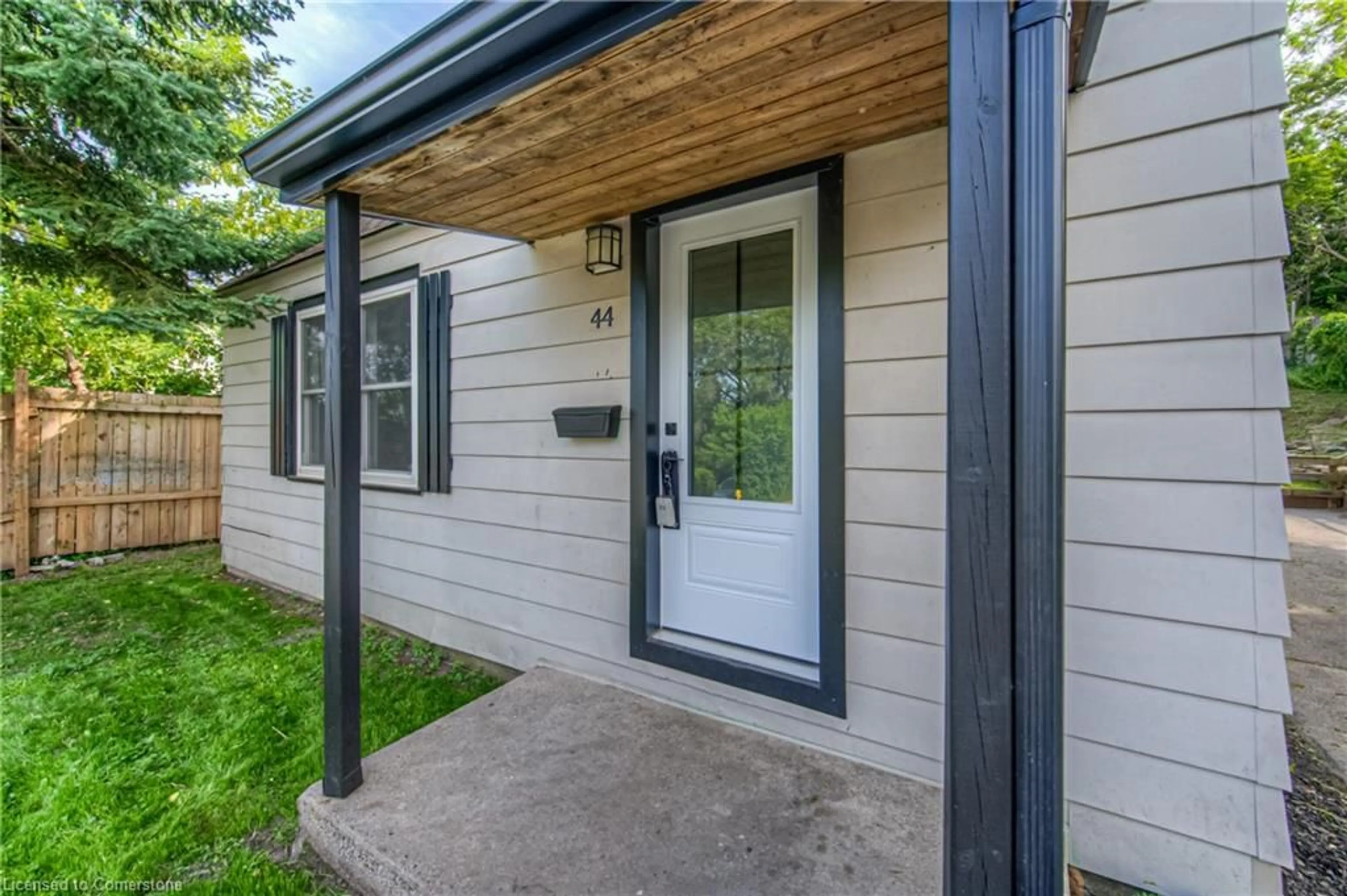 Home with vinyl exterior material, street for 44 Dundas St, Brantford Ontario N3R 3Y2