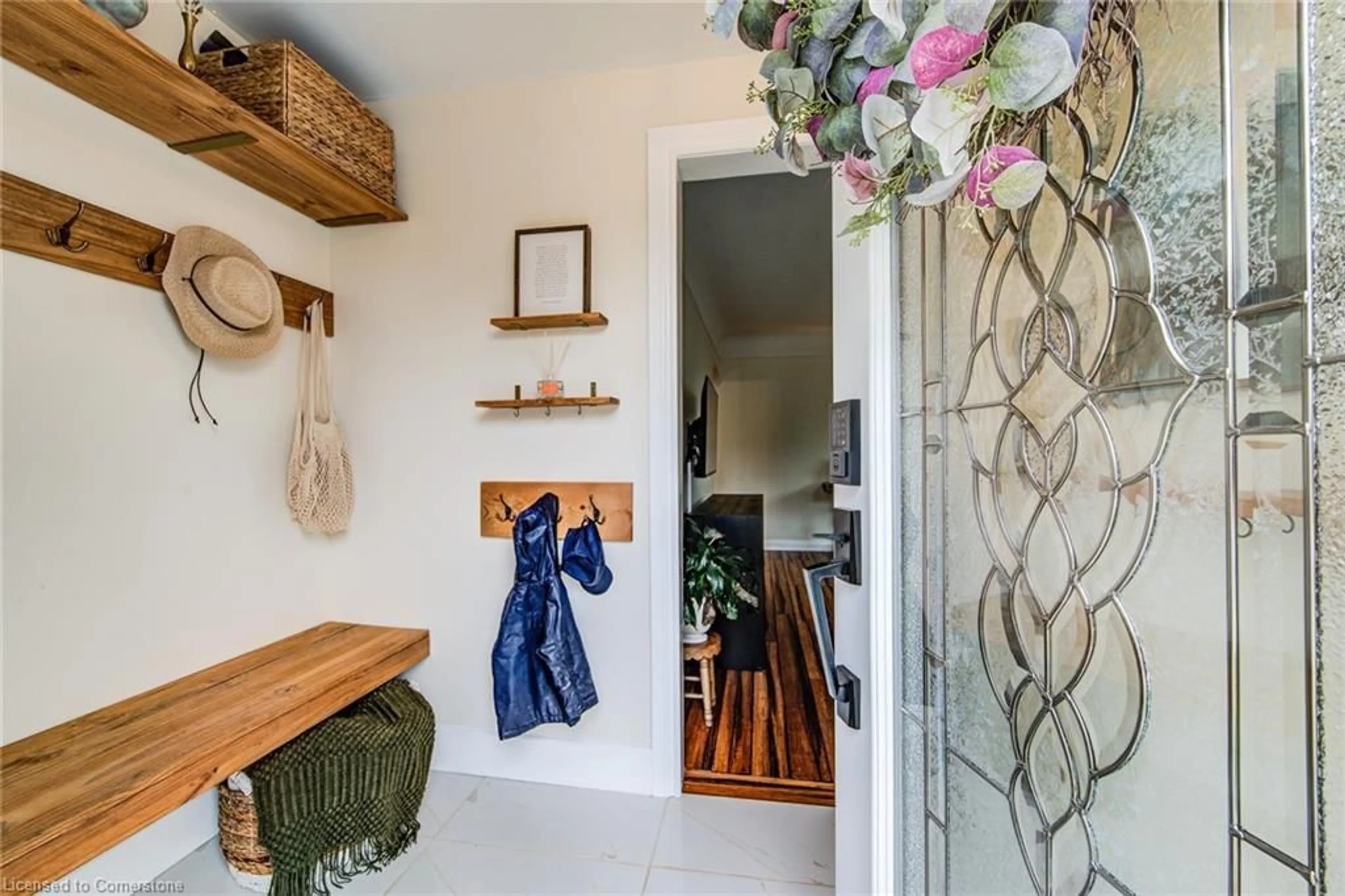Indoor entryway for 649 Guelph St, Kitchener Ontario N2H 5Y5