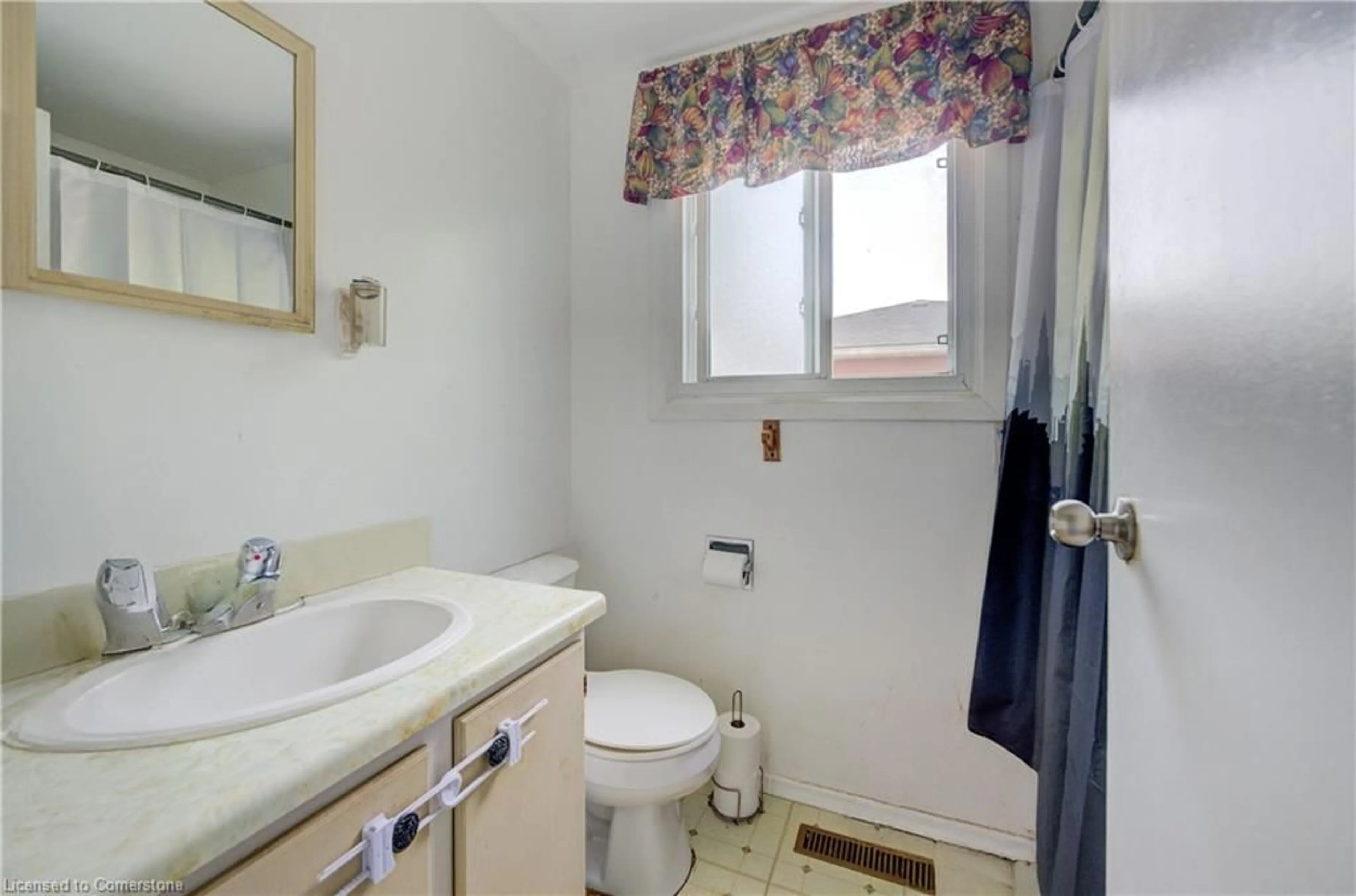 Standard bathroom, unknown for 28 Amos Ave #A&B, Waterloo Ontario N2L 5G3
