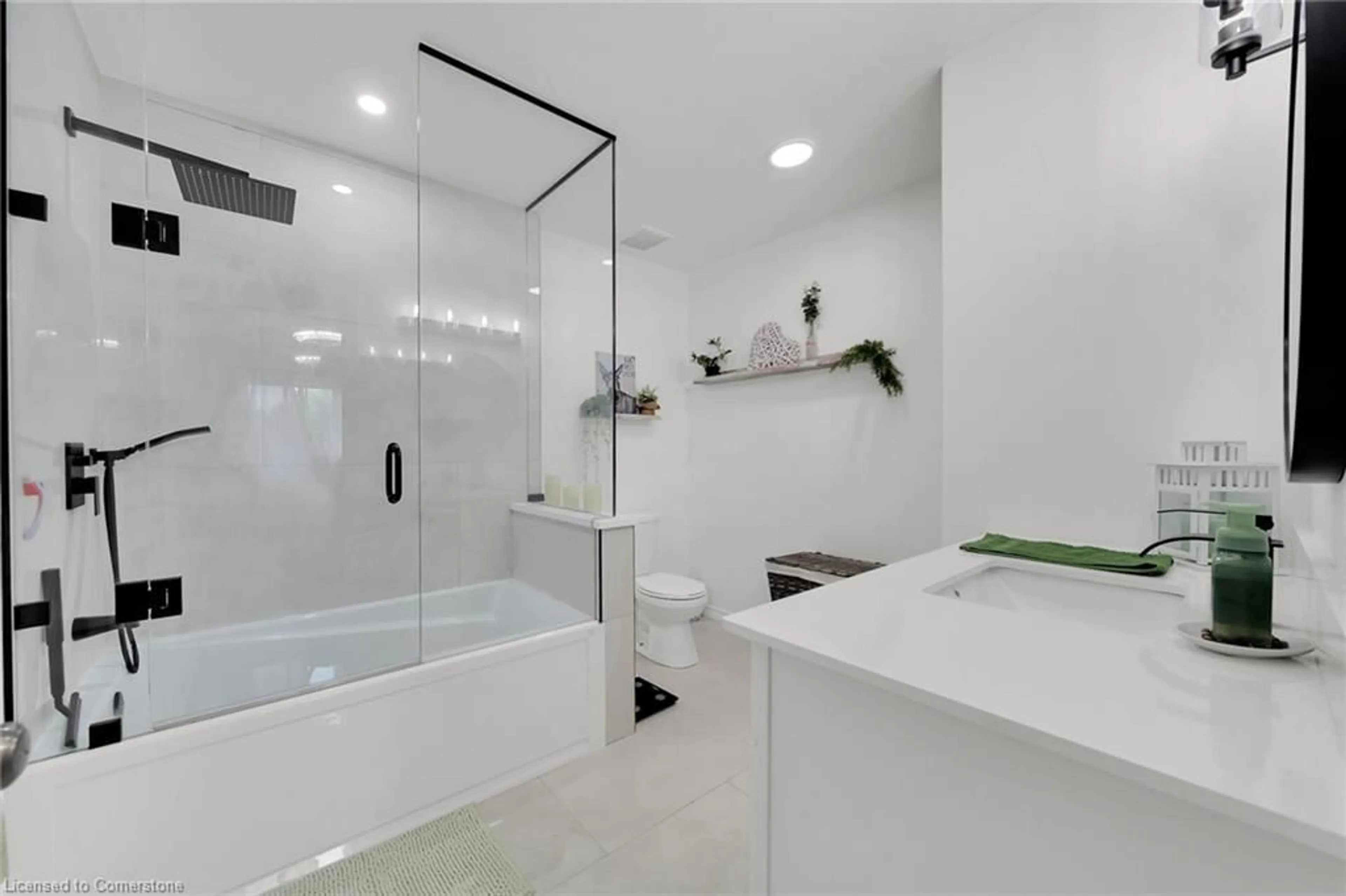 Contemporary bathroom, ceramic/tile floor for 144 Forest St, Dunnville Ontario N1A 1C1
