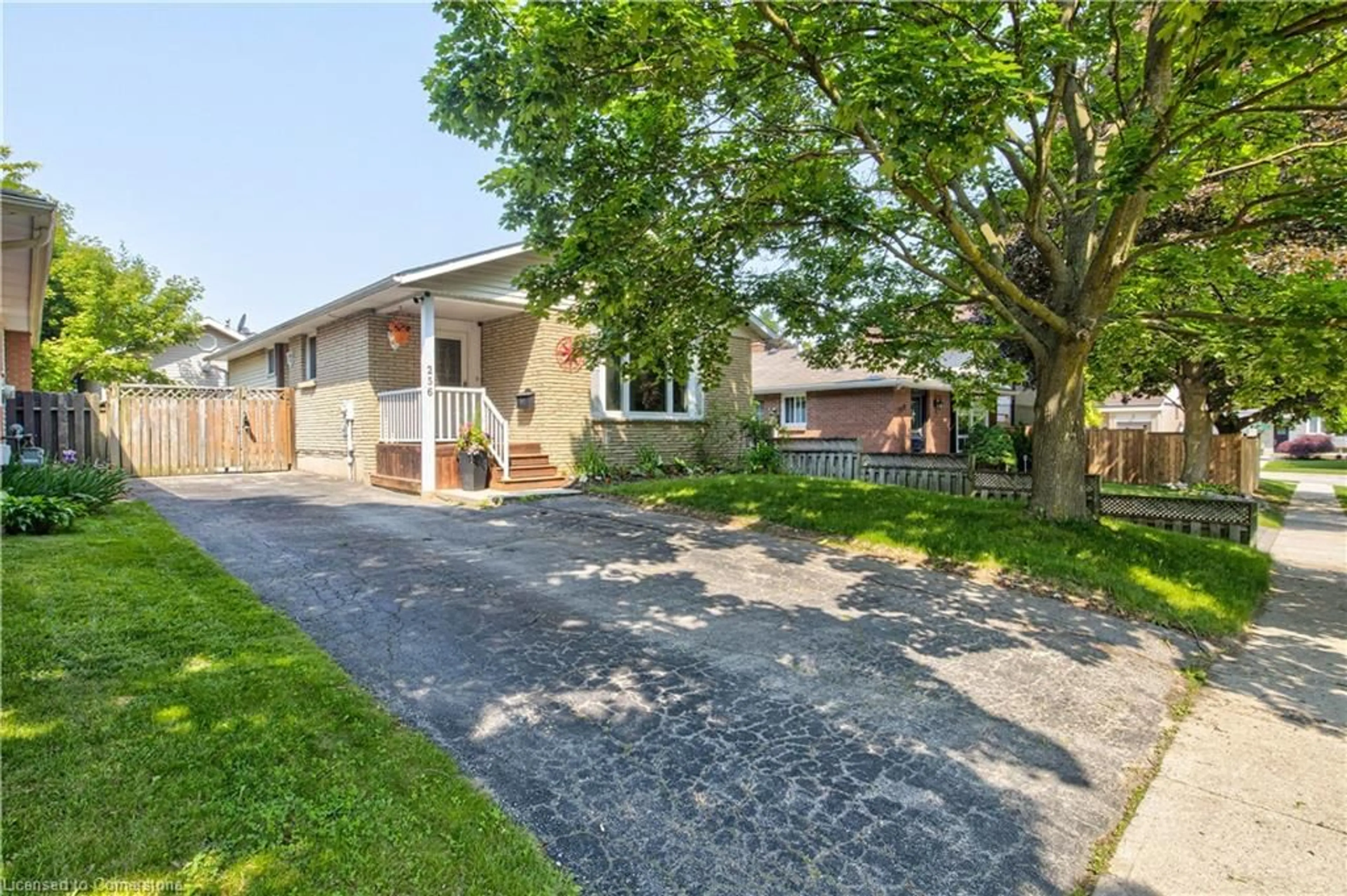 A pic from outside/outdoor area/front of a property/back of a property/a pic from drone, street for 256 Johanna Dr, Cambridge Ontario N1S 4C6