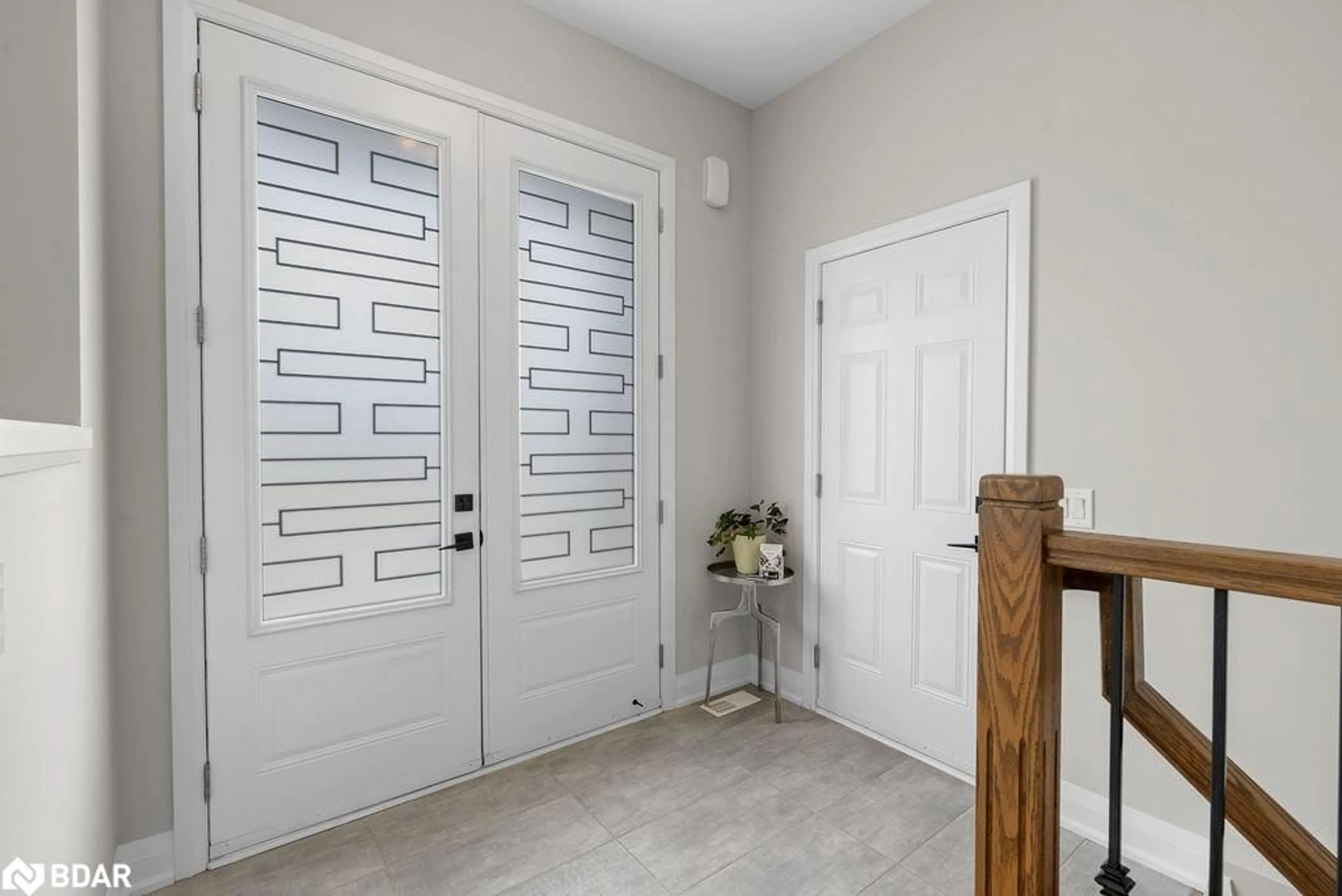Indoor entryway for 90 Alcorn Dr, Lindsay Ontario K9V 0M8
