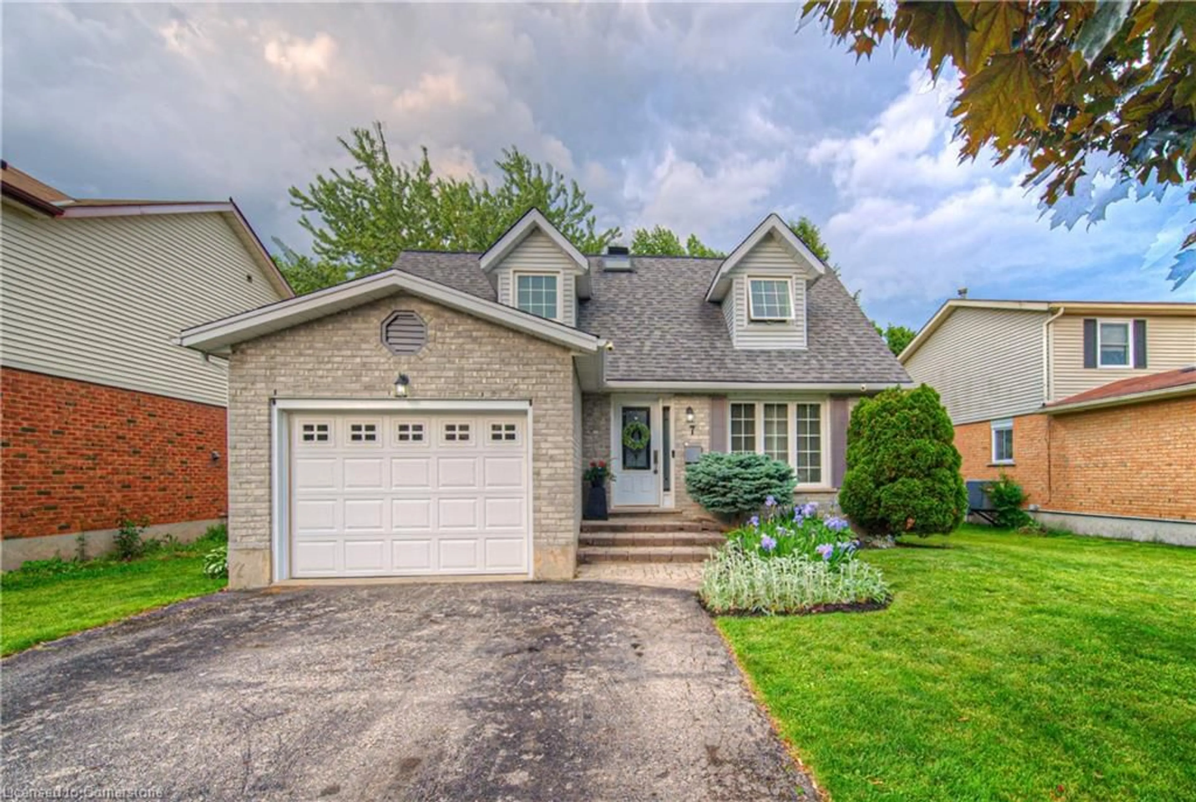 Home with vinyl exterior material, street for 7 Dawn Cres, Cambridge Ontario N3C 3X2
