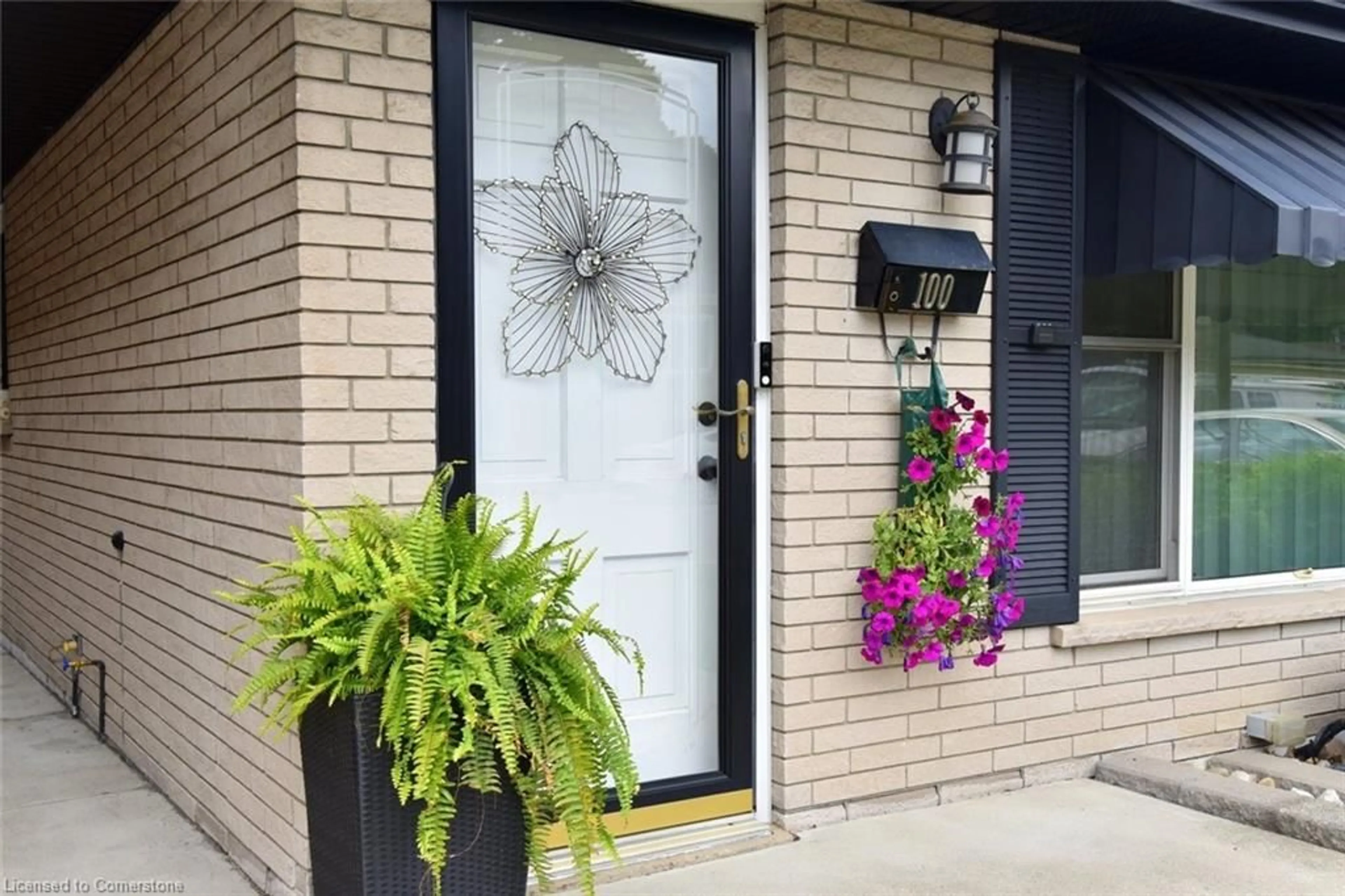 Indoor entryway for 100 Whitney Ave, Hamilton Ontario L8S 2G5