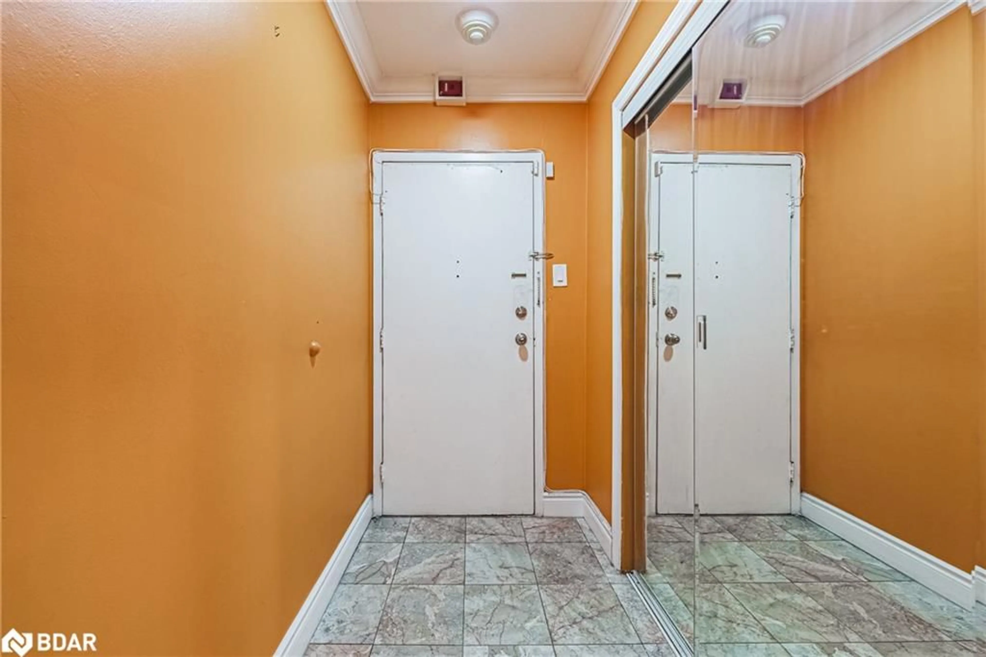Indoor foyer for 3577 Derry Rd #805, Mississauga Ontario L4T 1B3