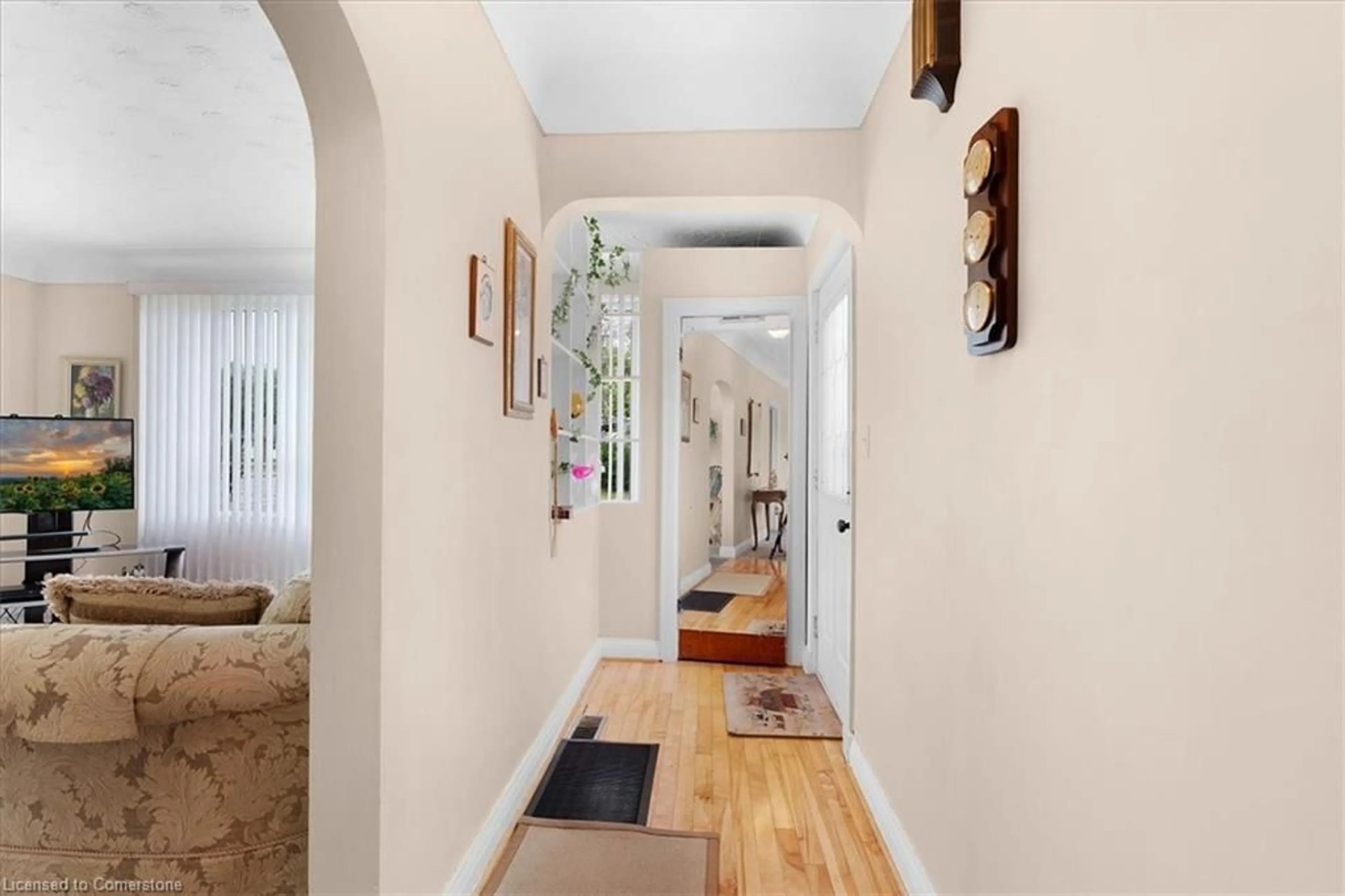 Indoor entryway for 693 Upper James St, Hamilton Ontario L9C 2Z7
