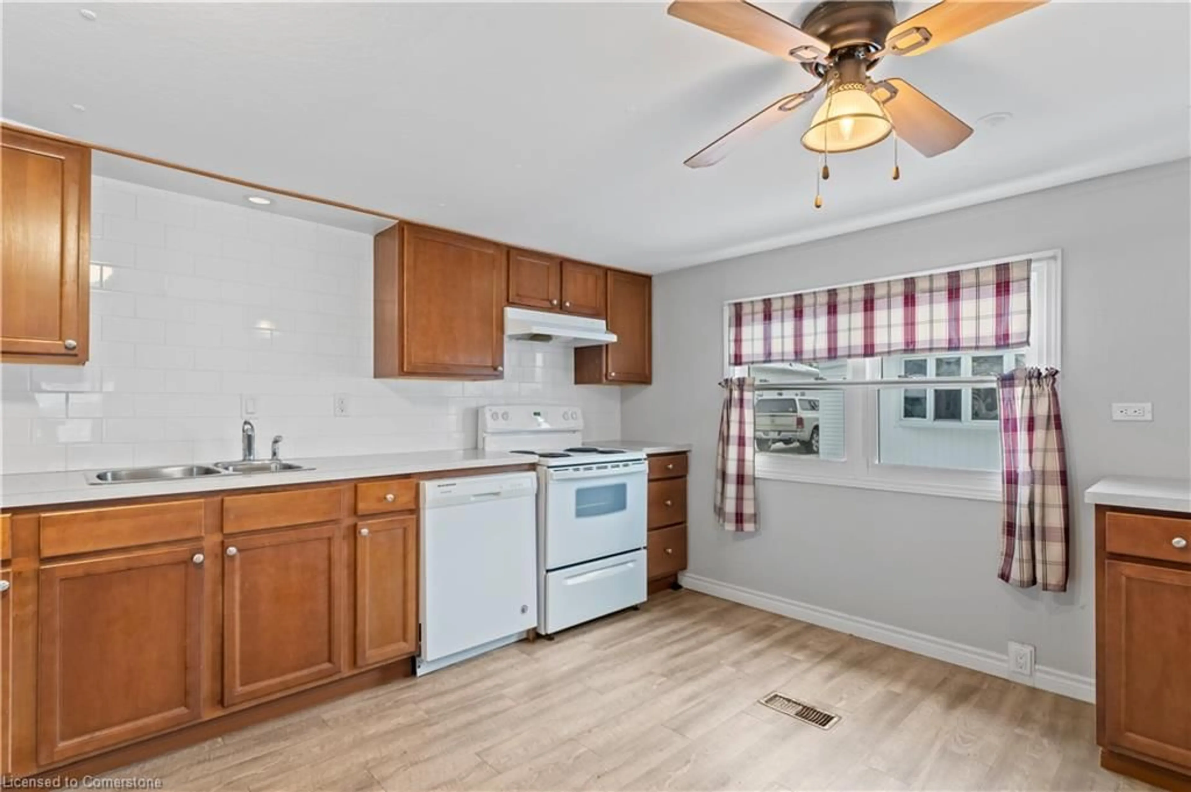 Standard kitchen, unknown for 4581 Anna Lane, Beamsville Ontario L3J 0W1