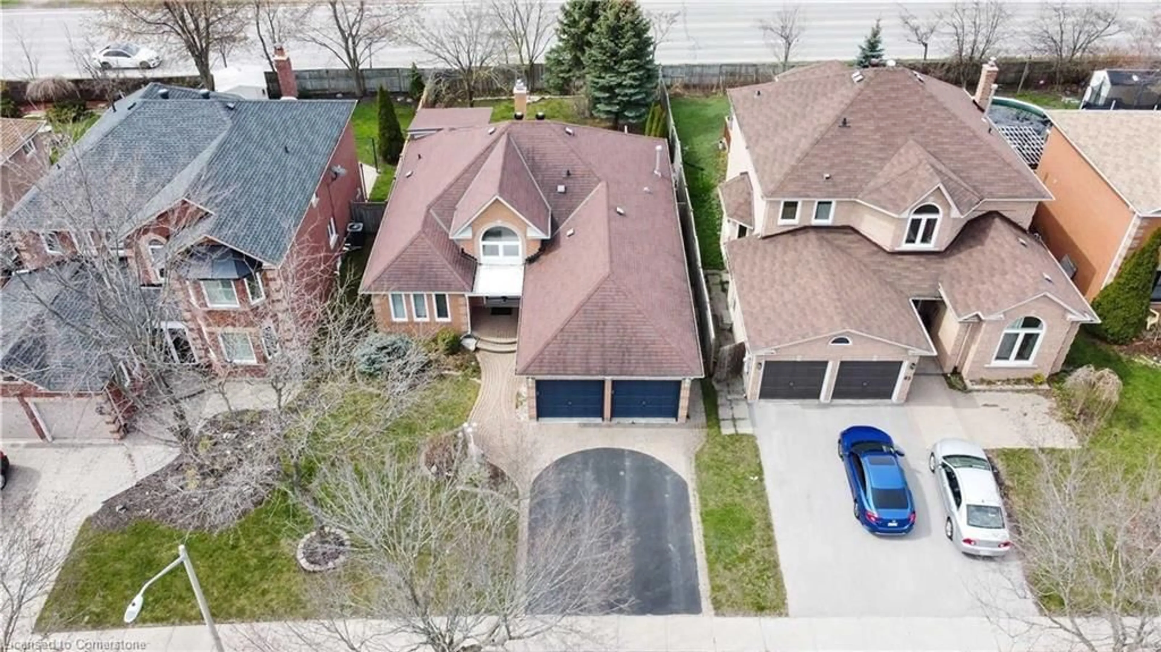 A pic from outside/outdoor area/front of a property/back of a property/a pic from drone, street for 85 Cityview Cir, Barrie Ontario L4N 7V1