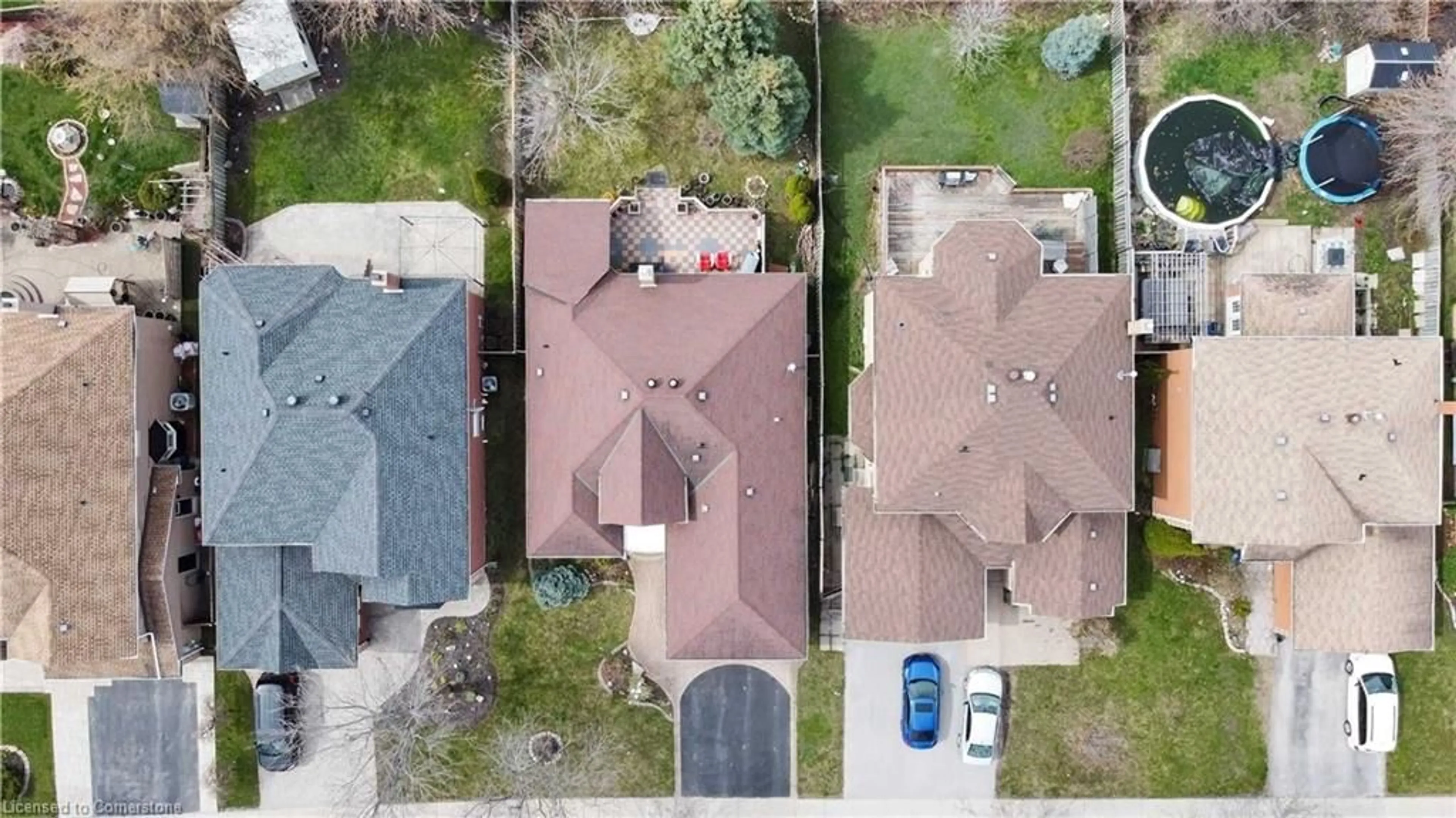 A pic from outside/outdoor area/front of a property/back of a property/a pic from drone, street for 85 Cityview Cir, Barrie Ontario L4N 7V1