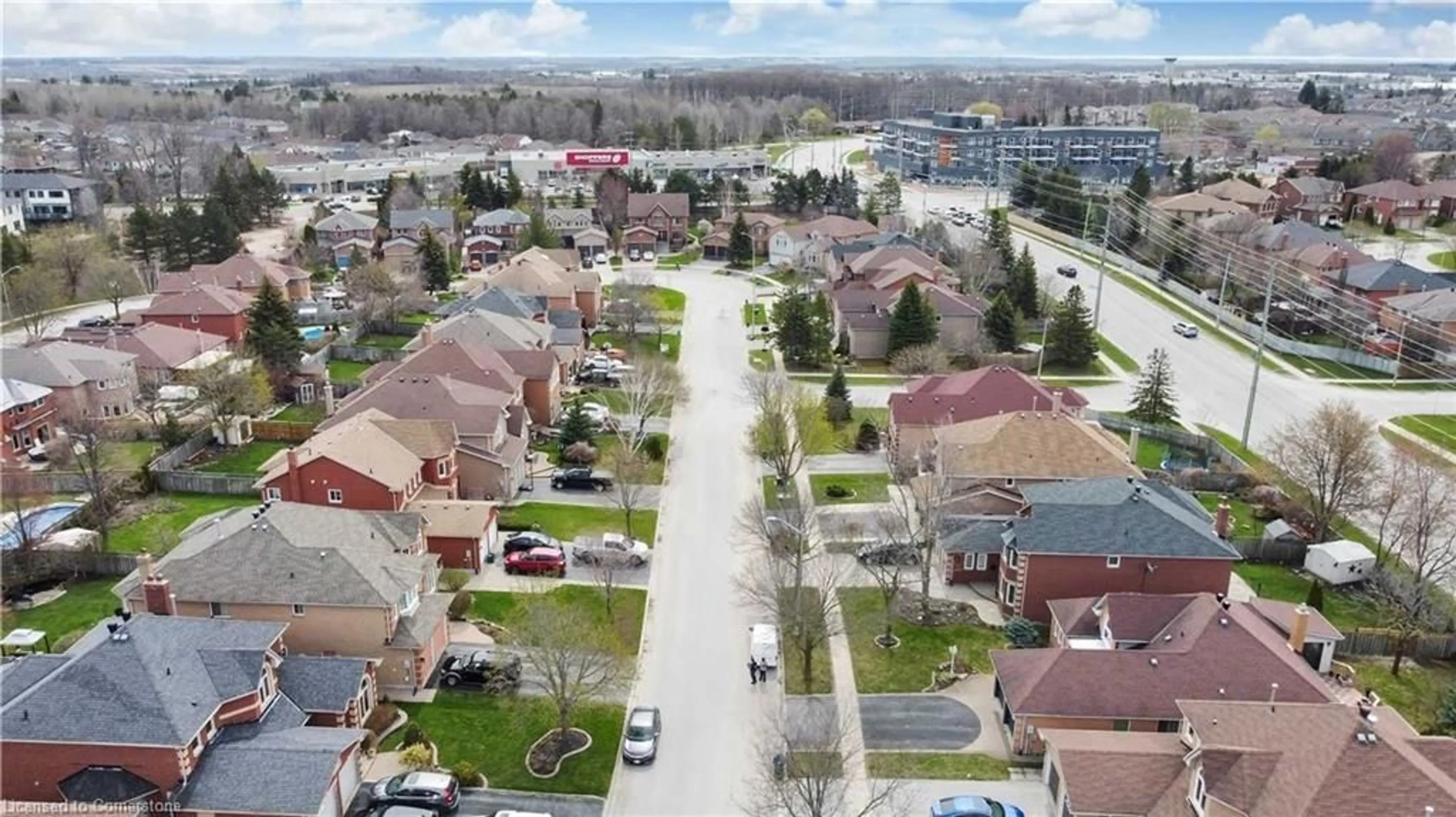 A pic from outside/outdoor area/front of a property/back of a property/a pic from drone, street for 85 Cityview Cir, Barrie Ontario L4N 7V1