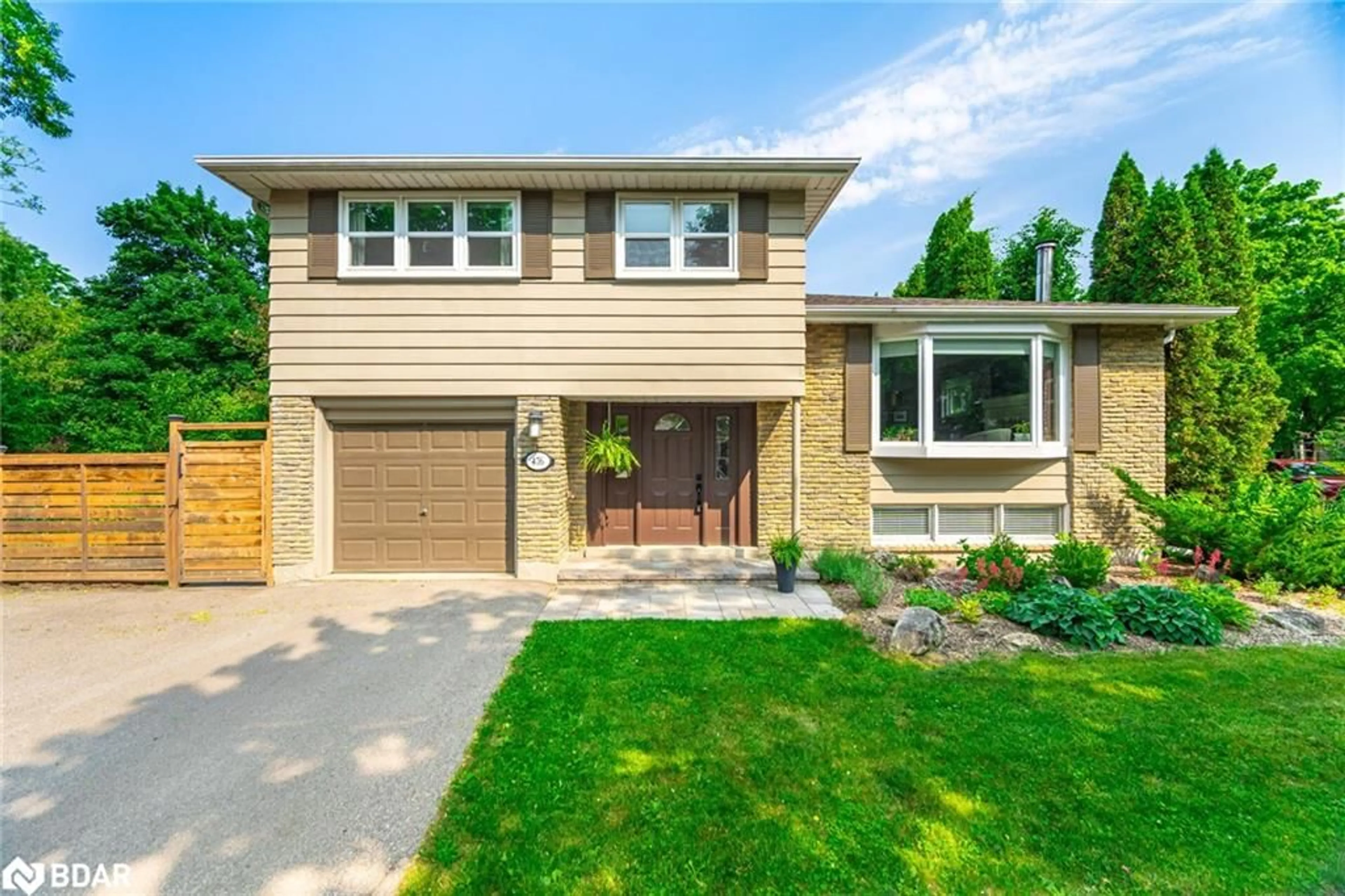 Home with brick exterior material, street for 476 Maple Ave, Oakville Ontario L6J 2J4