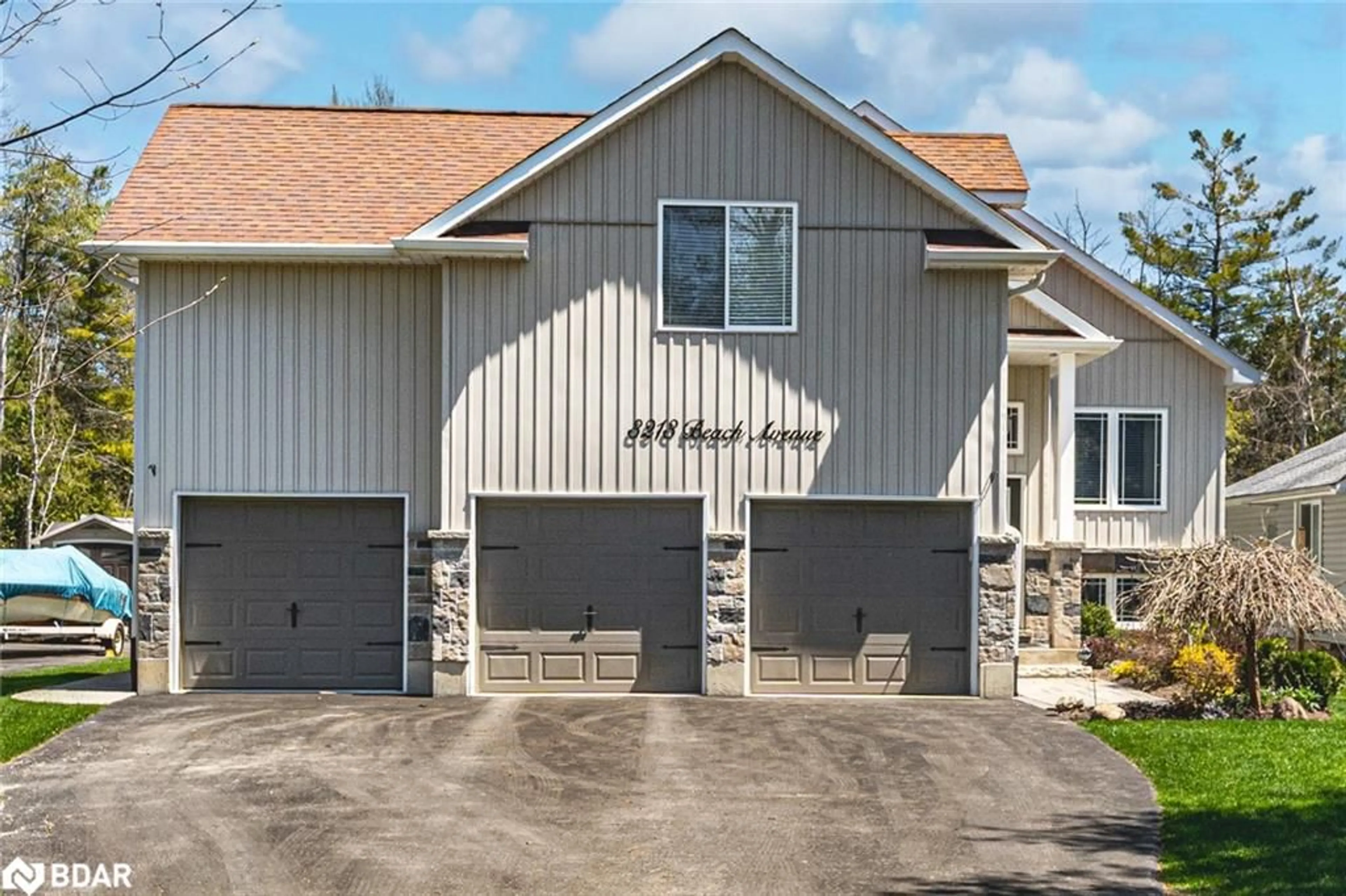 Indoor garage for 3213 Beach Ave, Innisfil Ontario L9S 2K6