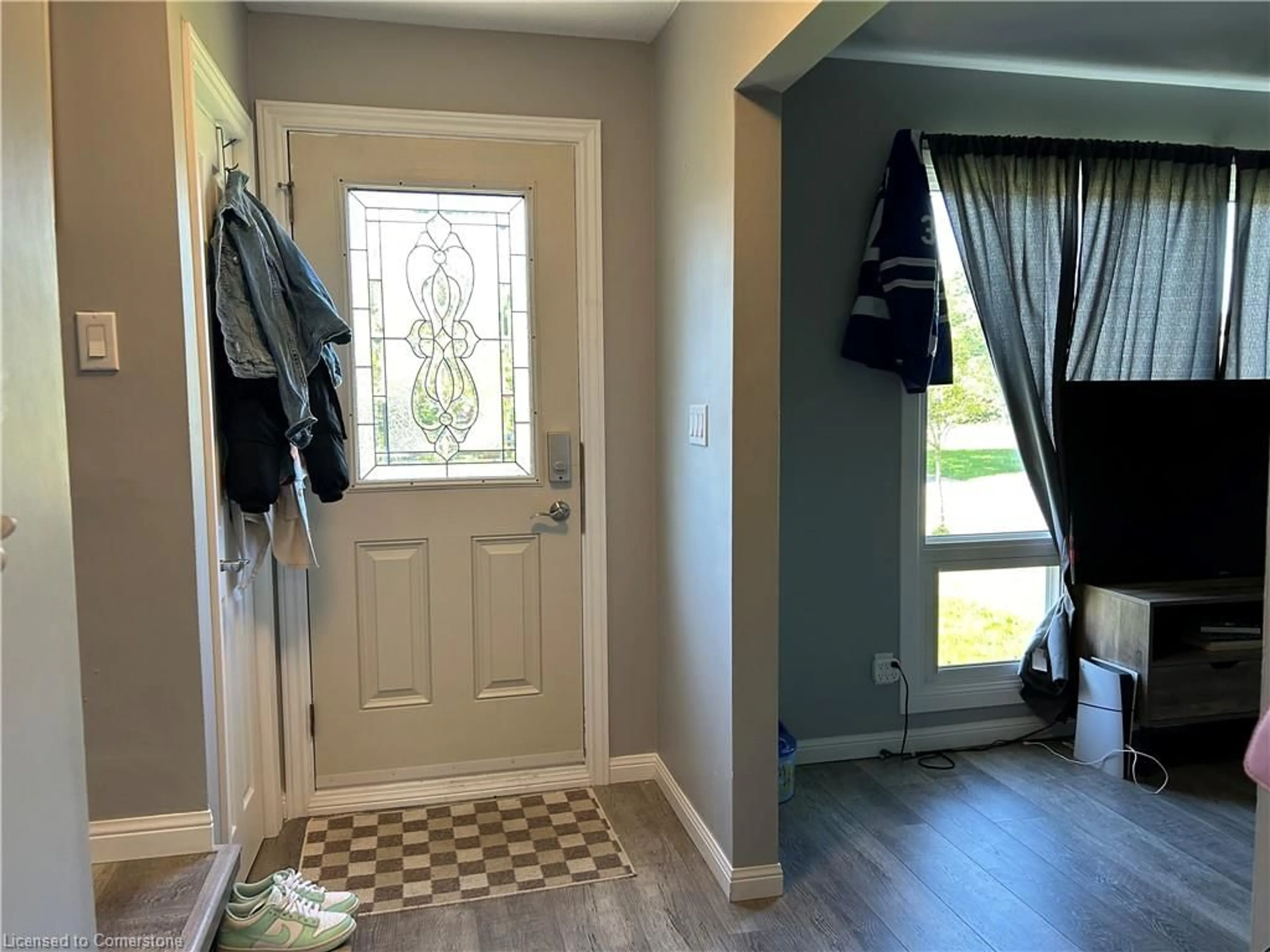 Indoor entryway for 56-58 Oakwood Ave, Simcoe Ontario N3Y 1H6