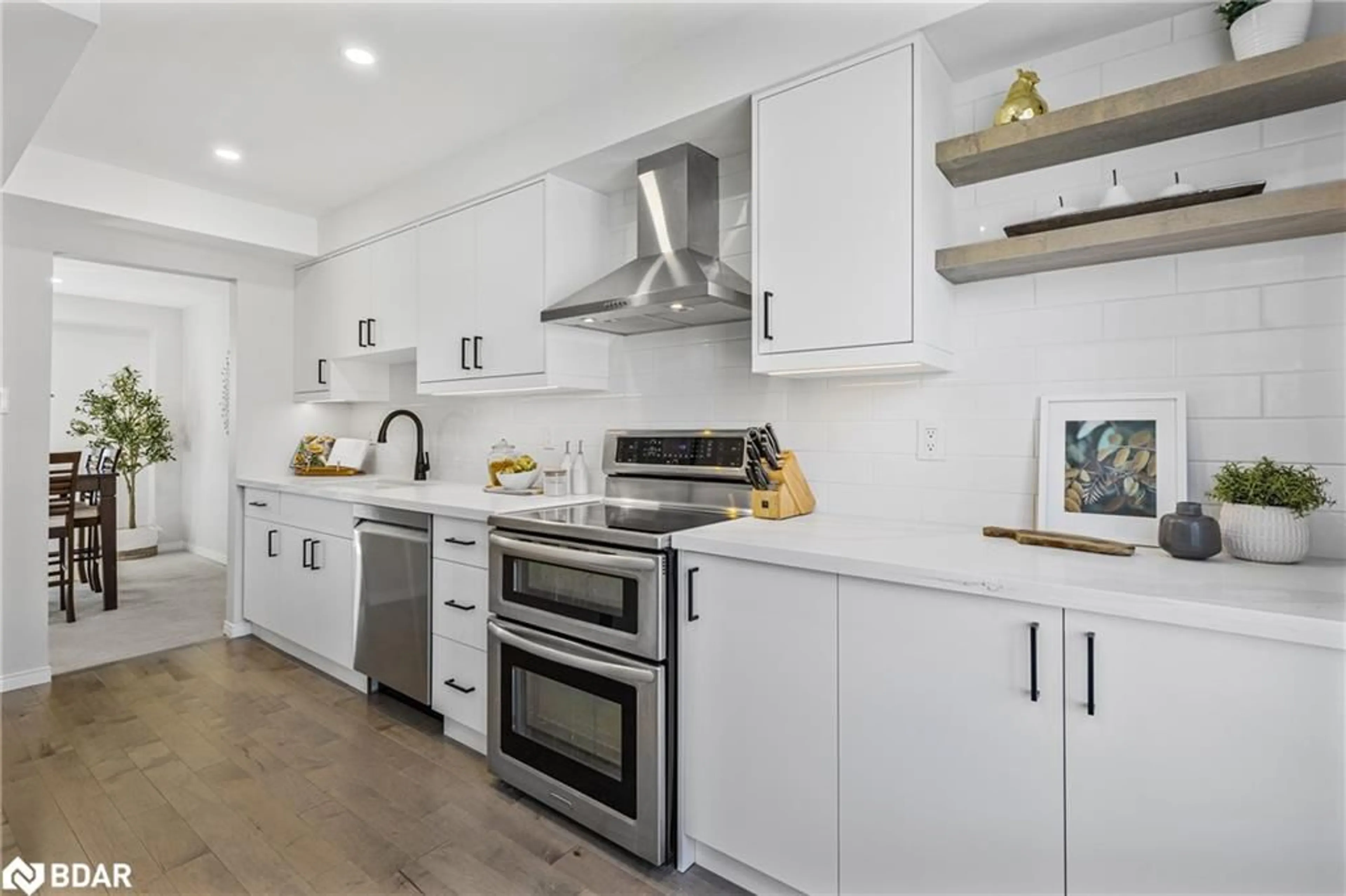Open concept kitchen, ceramic/tile floor for 2272 Mowat Ave #34, Oakville Ontario L6H 5L8