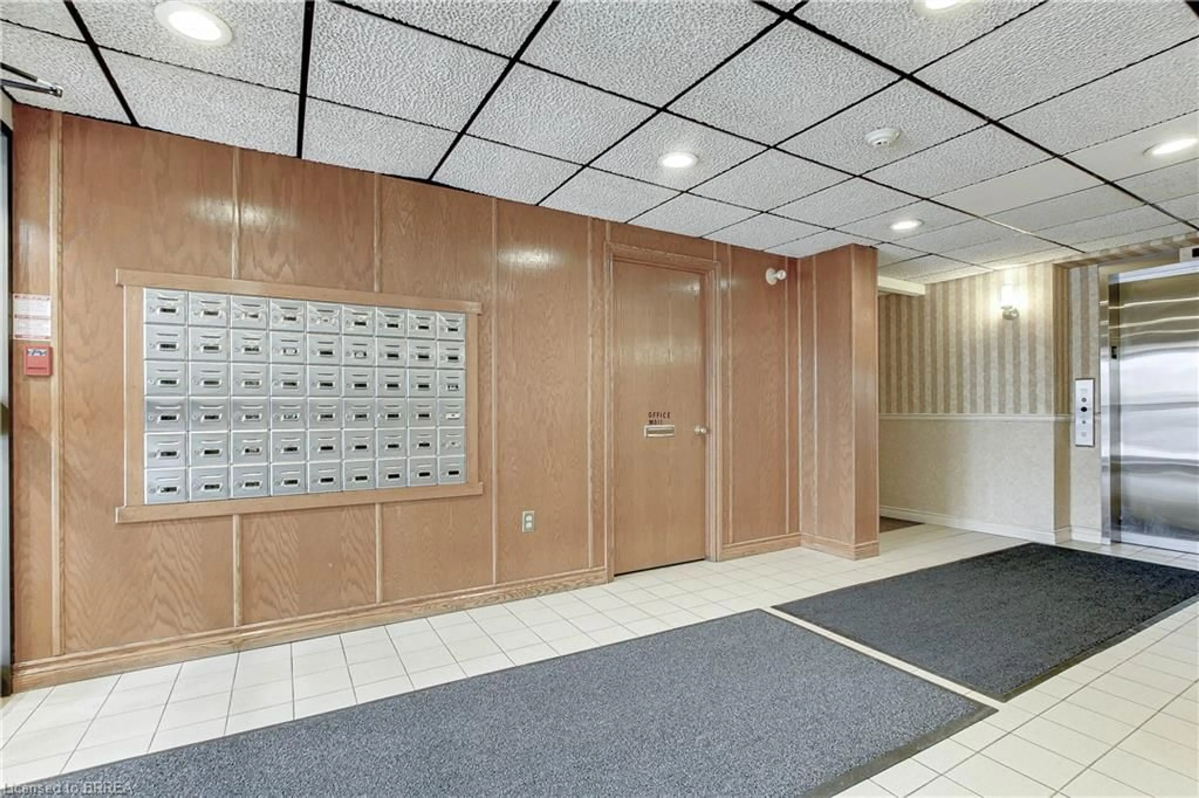 Indoor foyer for 88 Tollgate Rd #205, Brantford Ontario N3R 7R5