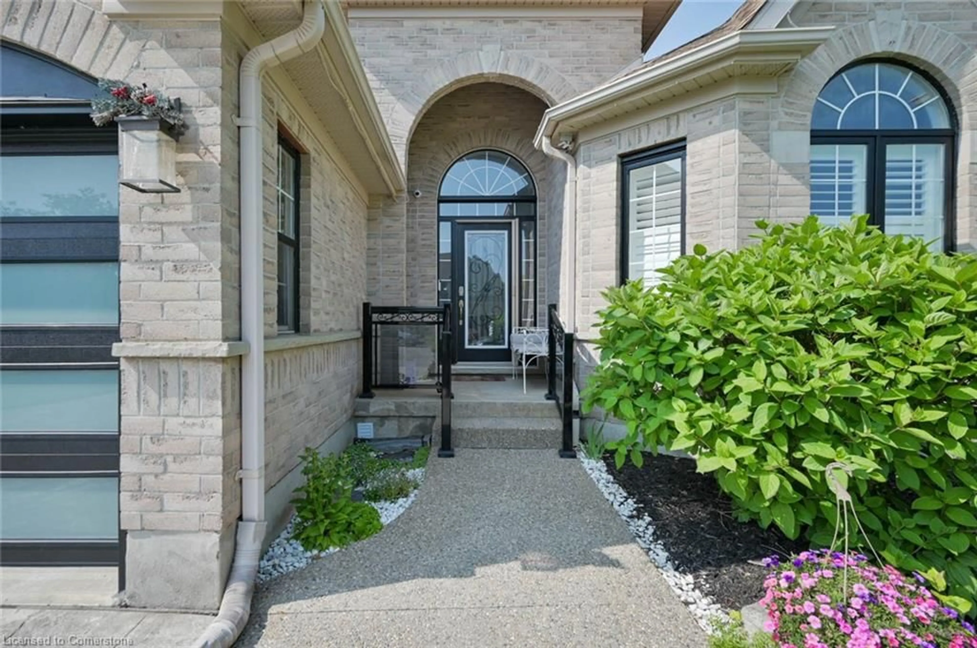 Indoor entryway for 524 Woodfield Crt, Kitchener Ontario N2P 2S8