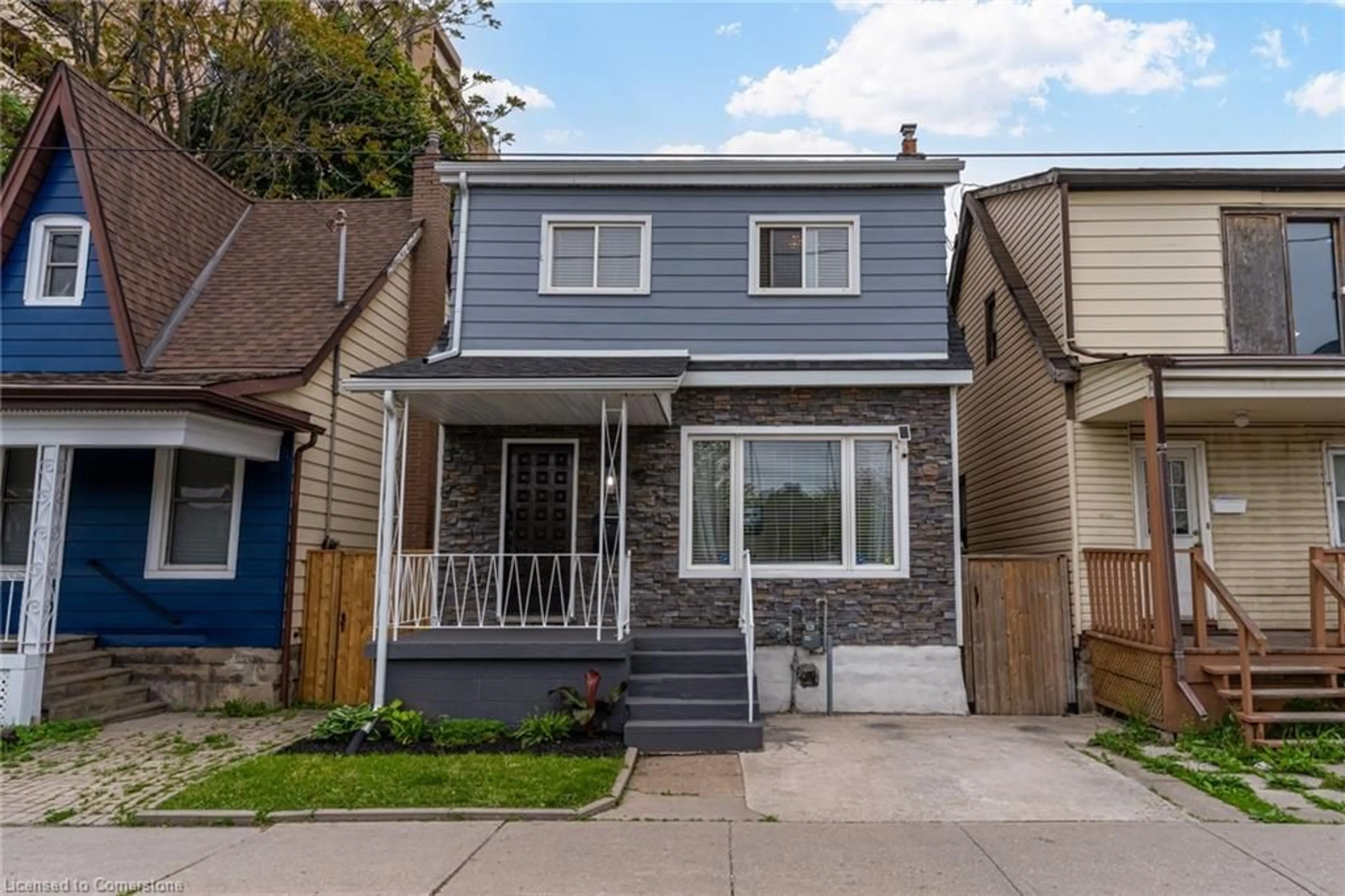 Home with brick exterior material, street for 140 Sanford Ave, Hamilton Ontario L8L 5Z5